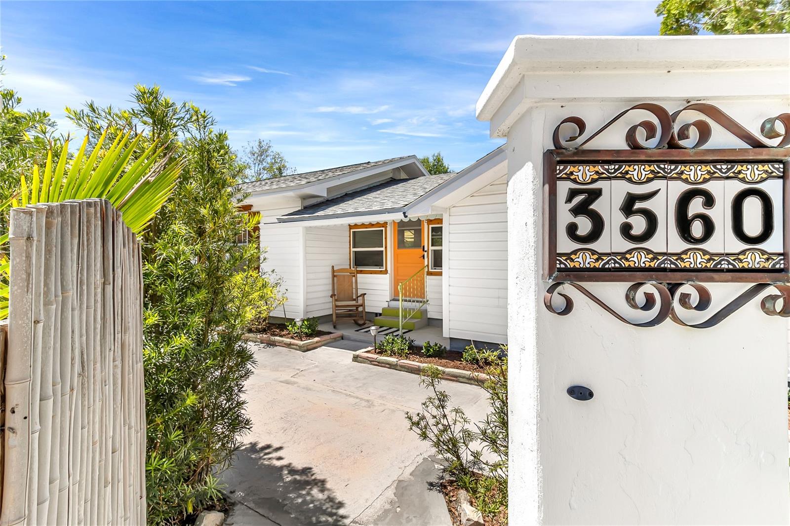 Listing photo 2 for 3560 Martin Ave