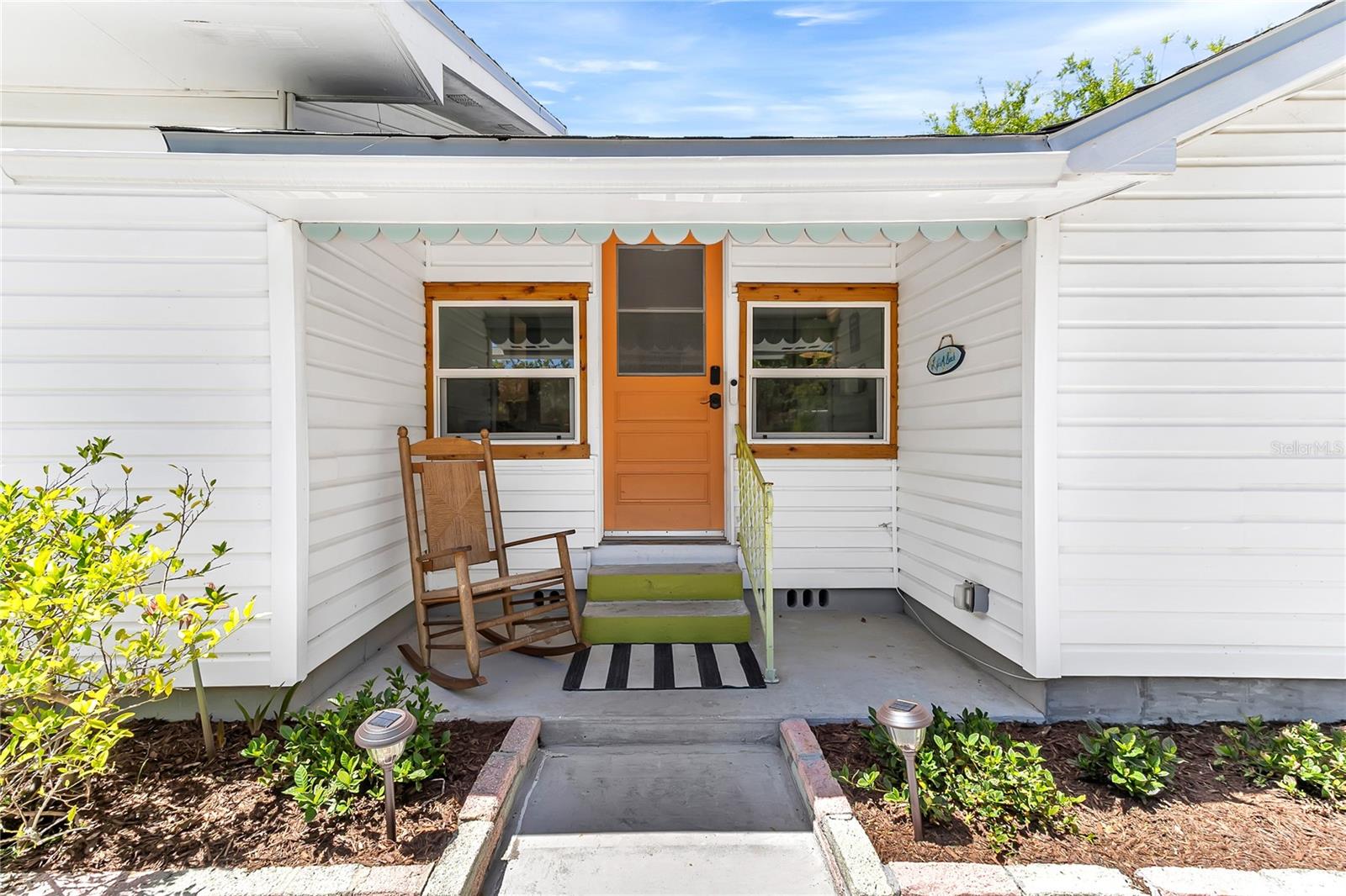 Listing photo 3 for 3560 Martin Ave
