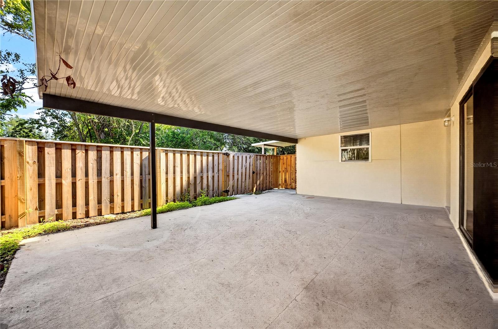 Listing photo 3 for 2906 Ash Dr
