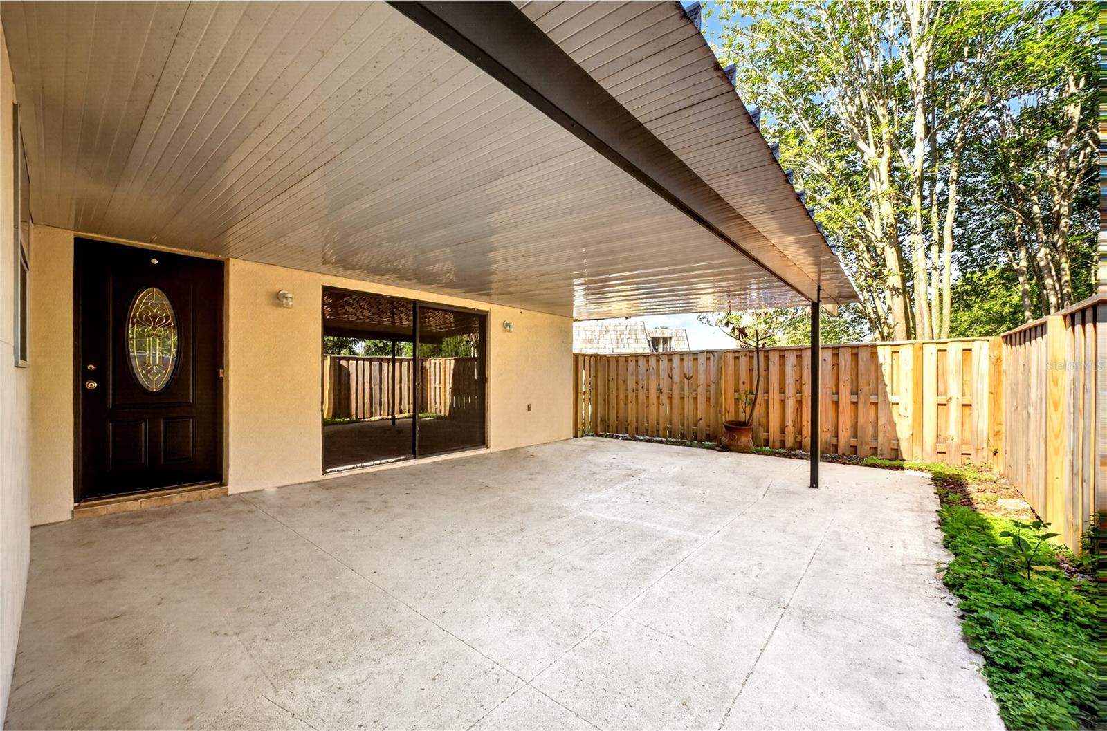 Listing photo 1 for 2906 Ash Dr