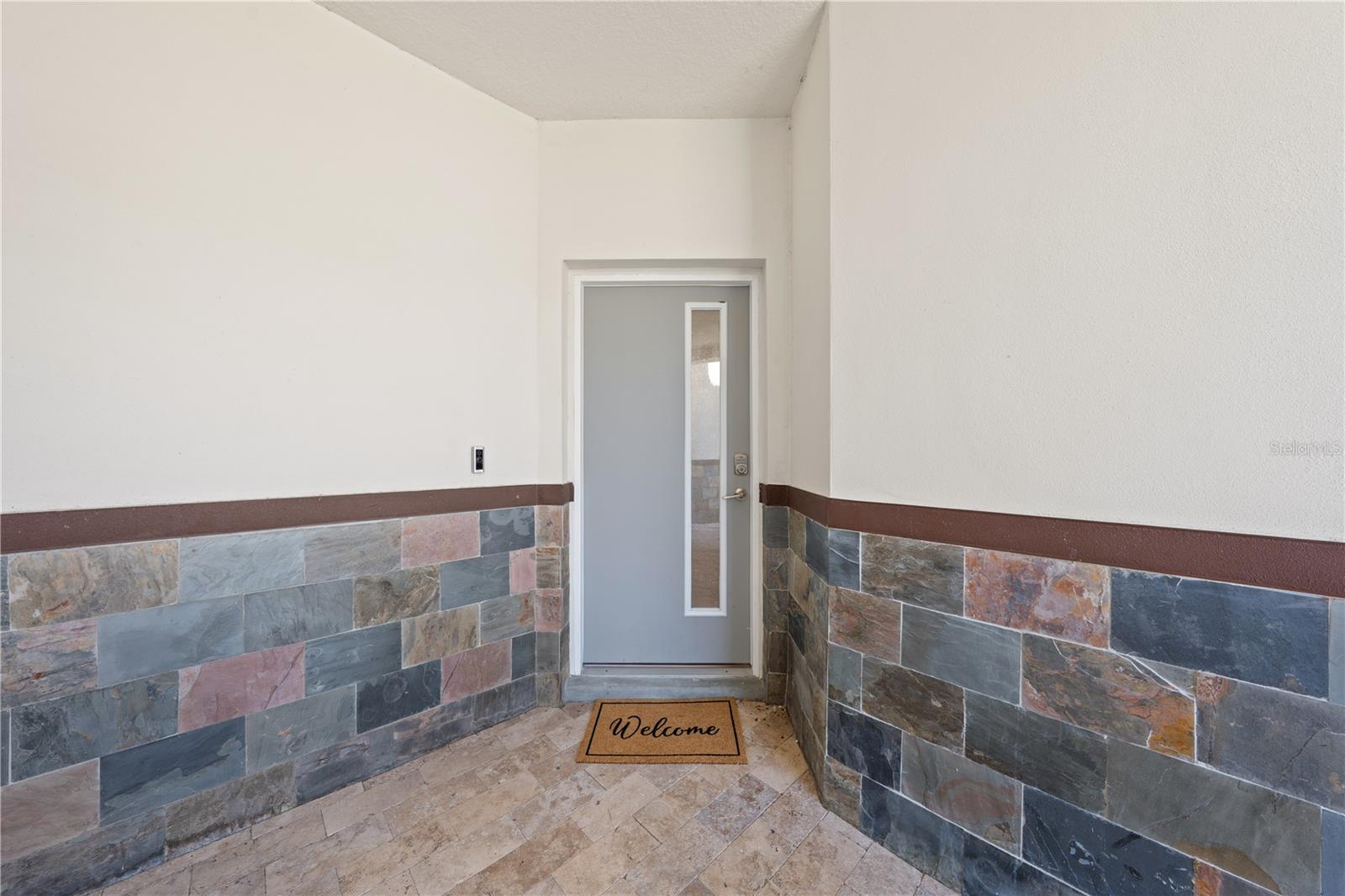 Listing photo 3 for 1935 Greenbriar Ter