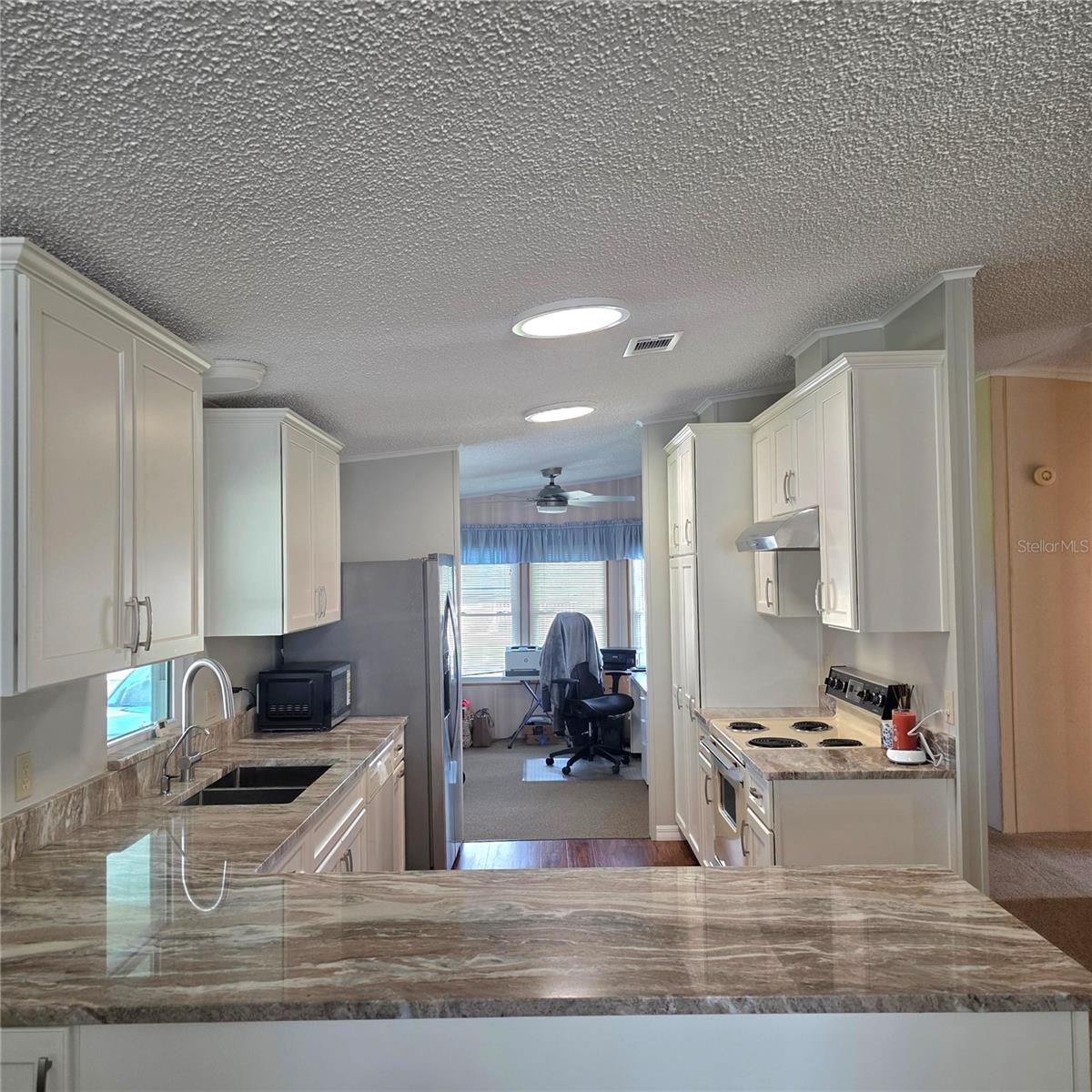 Listing photo 3 for 6114 Grand Oaks Dr Se