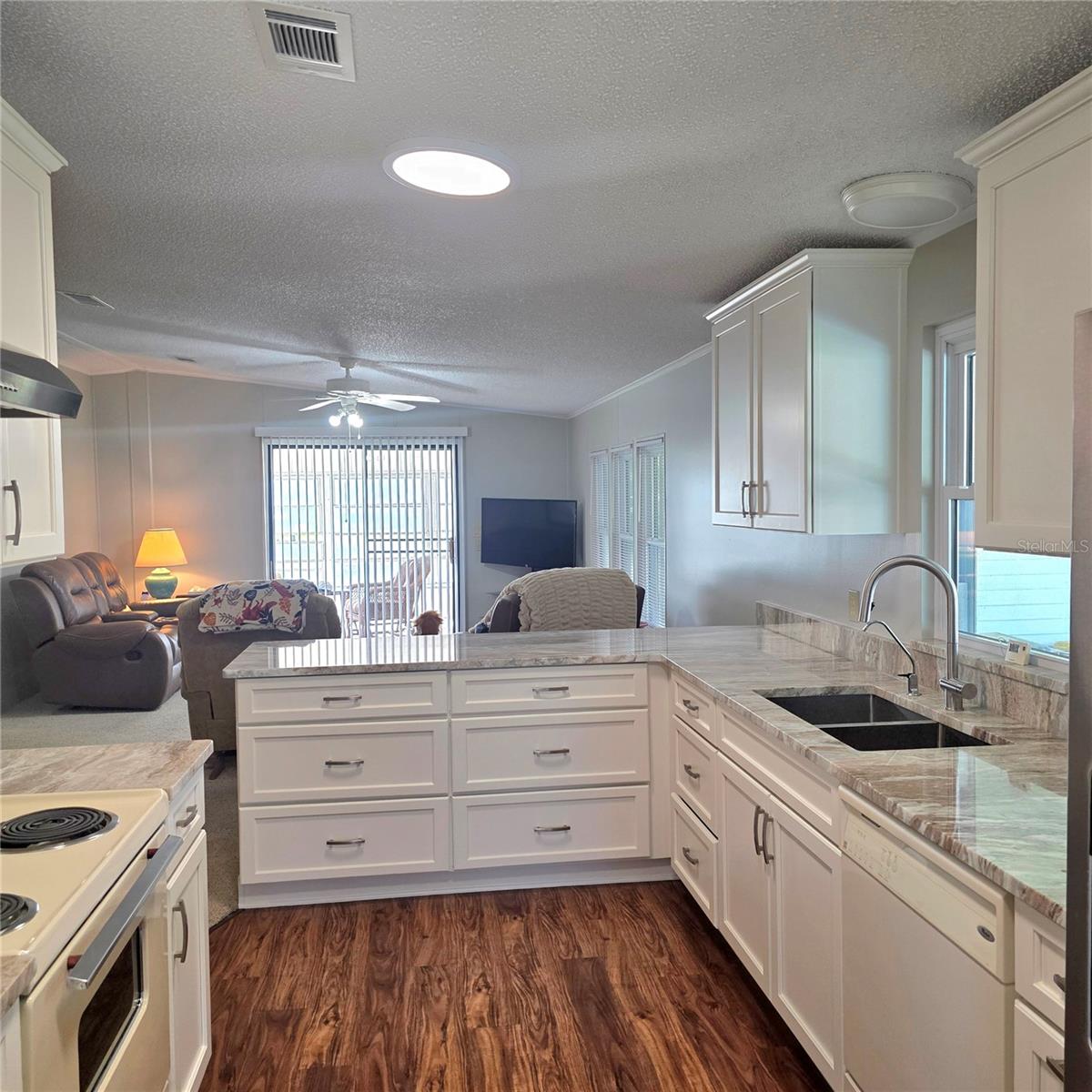 Listing photo 2 for 6114 Grand Oaks Dr Se