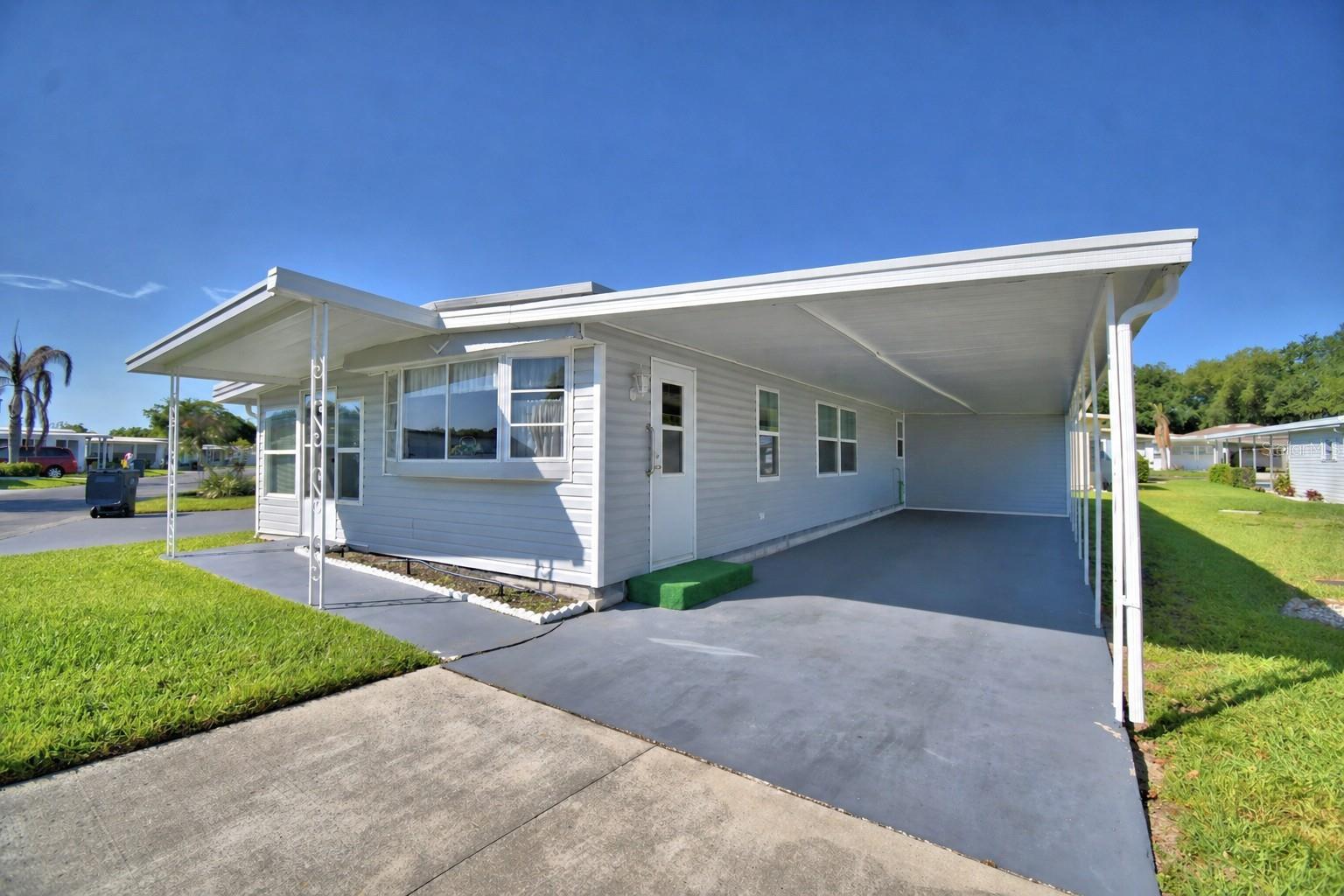 Listing photo 2 for 117 Holiday Ln