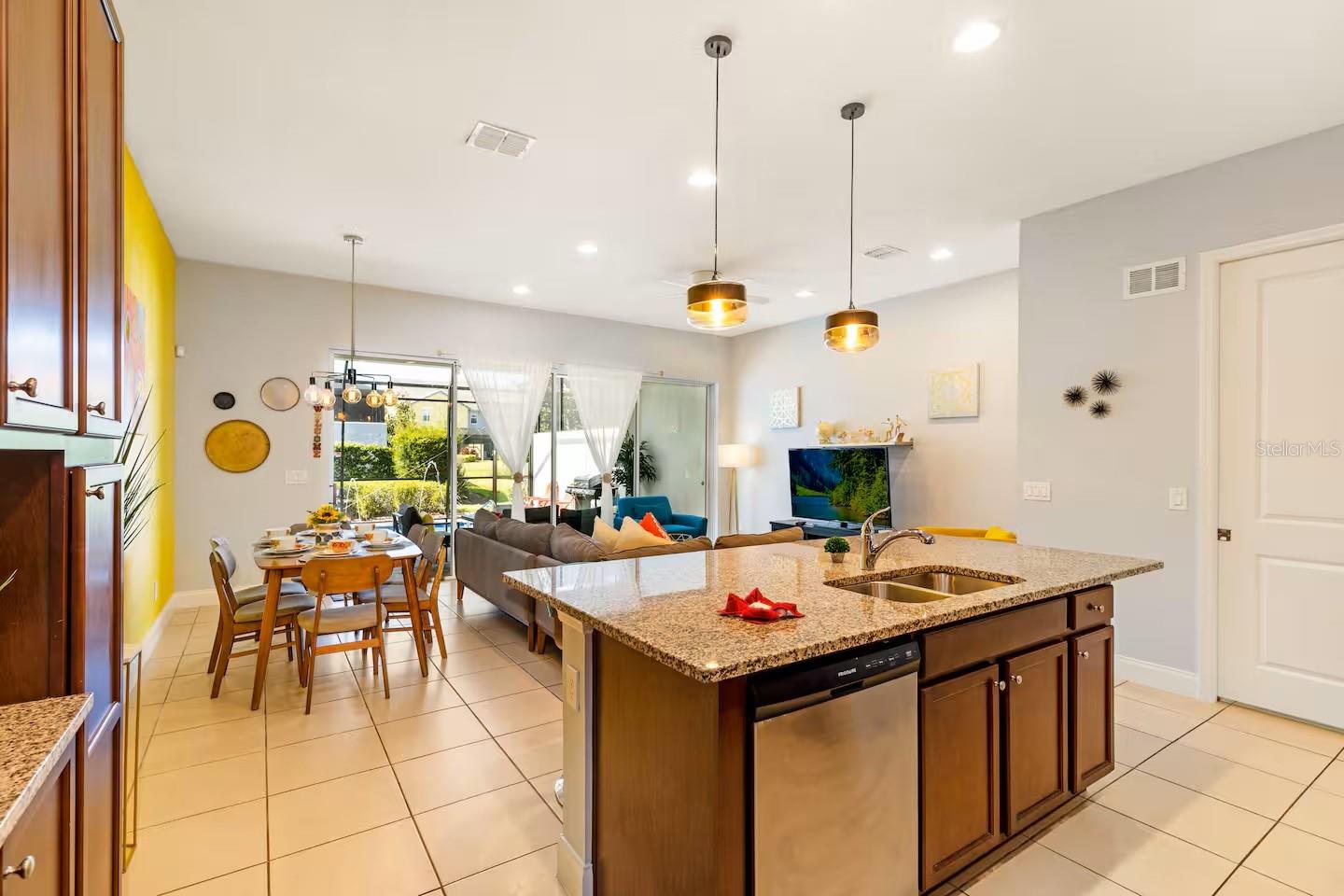 Listing photo 2 for 313 Captiva Dr