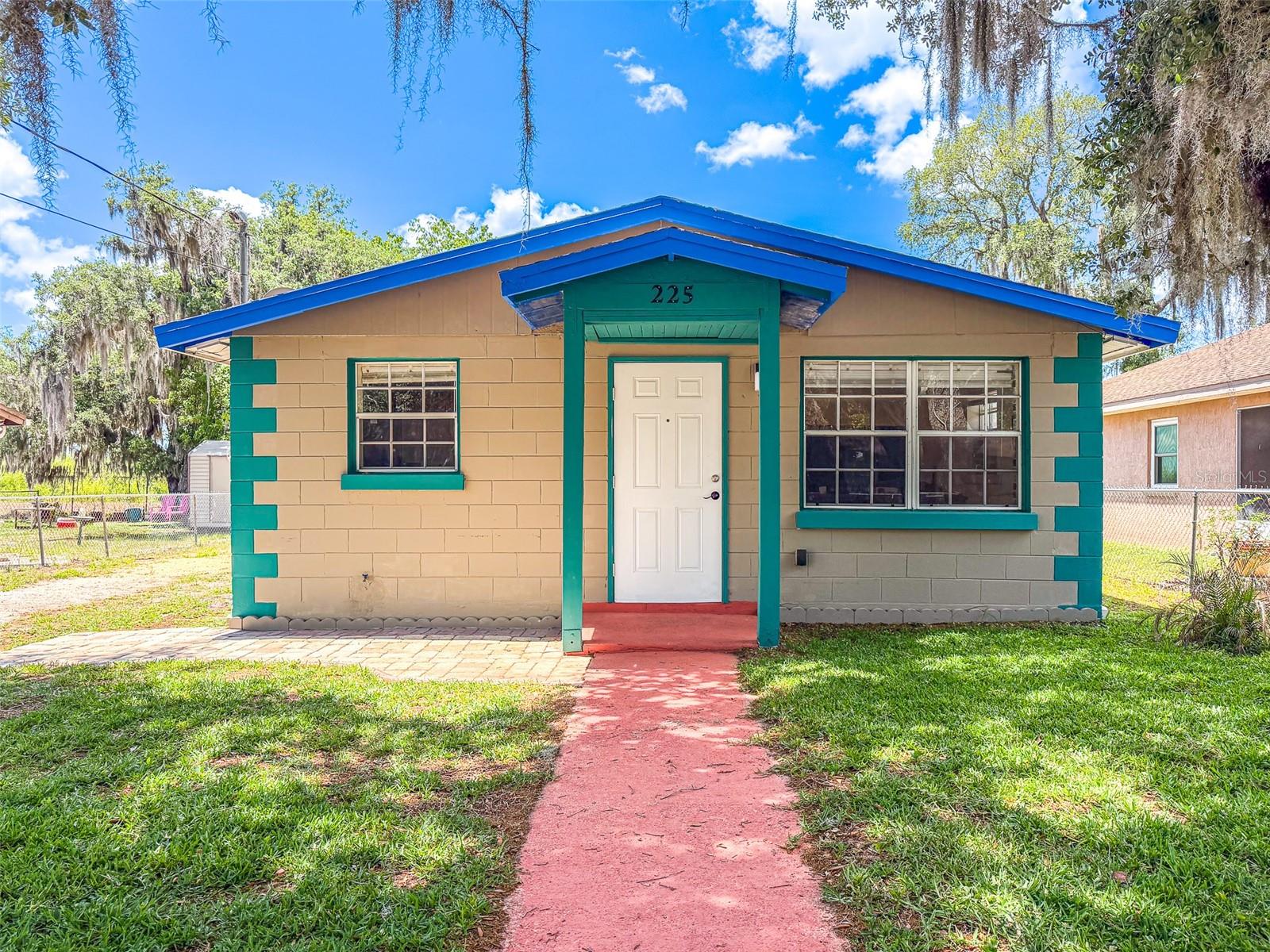Listing photo 1 for 225 W Northside Dr