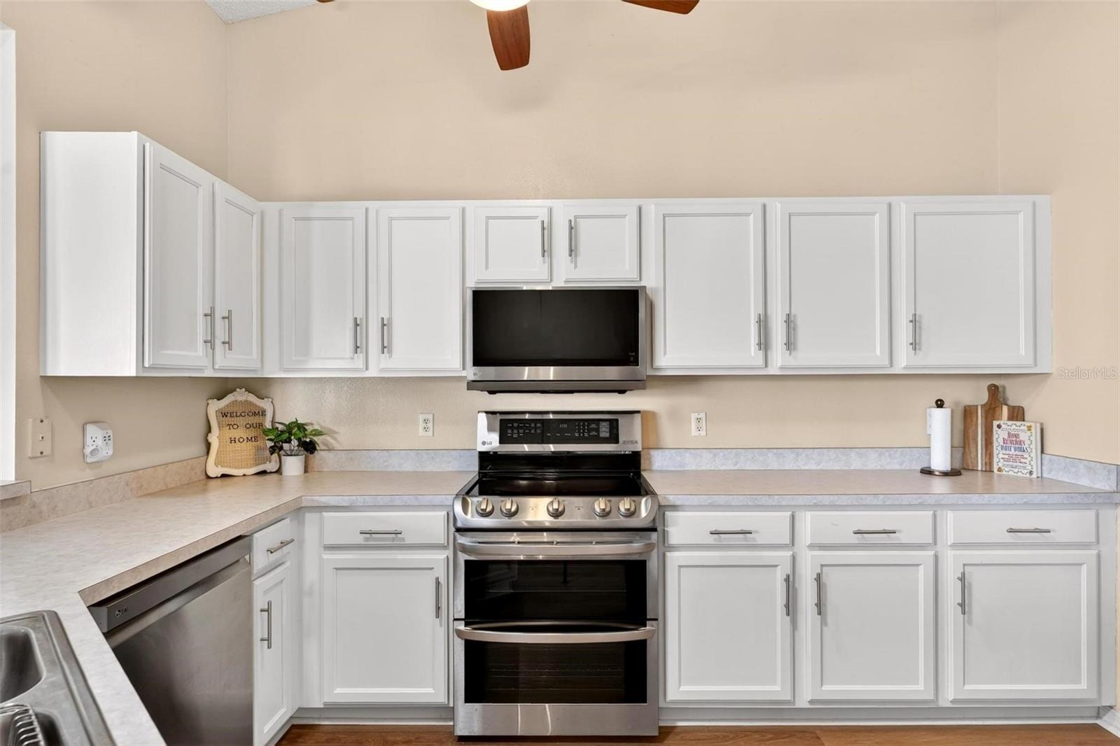 Listing photo 3 for 25073 Riverwalk Dr