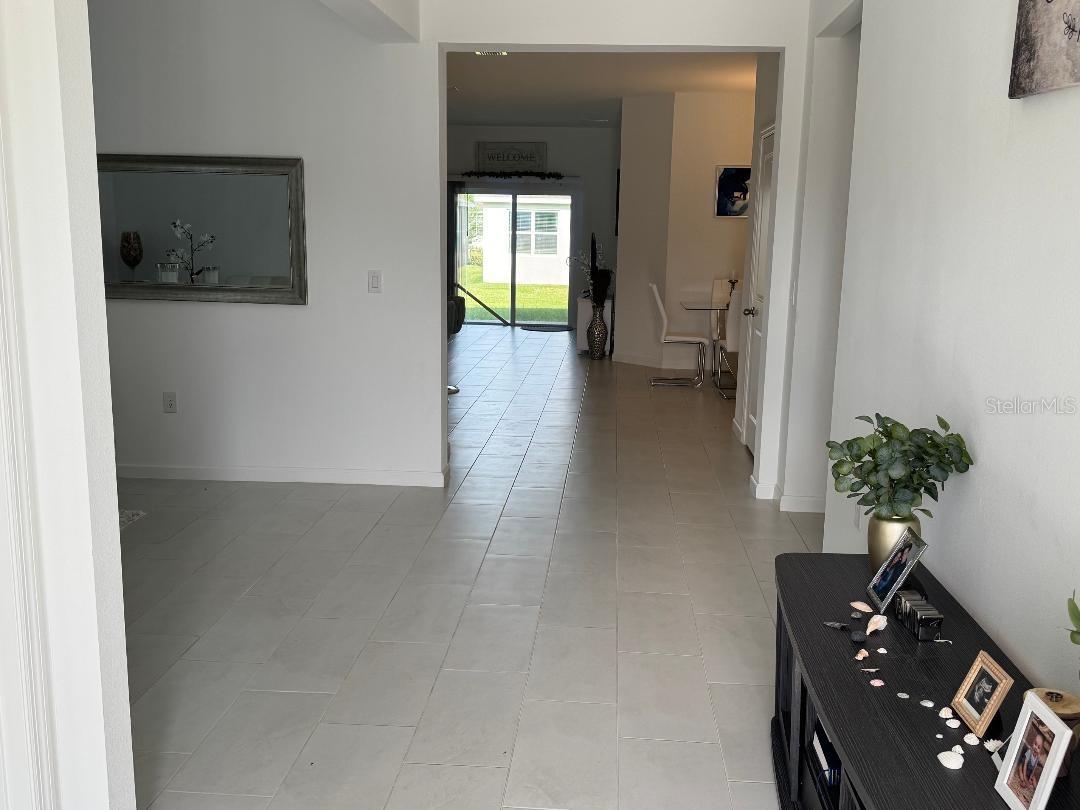 Listing photo 2 for 441 Silver Palm Dr