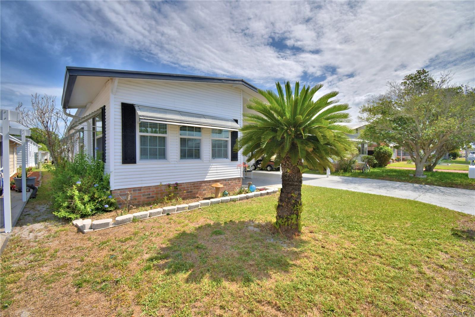 Listing photo 3 for 4253 Cedarwood St