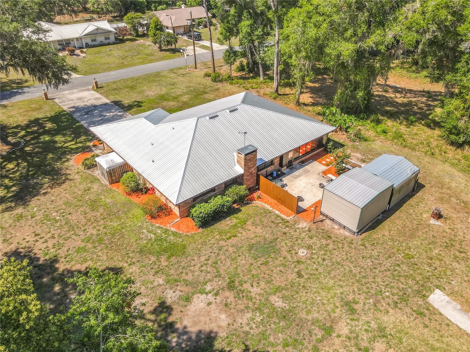 Listing photo 2 for 17819 Palm St