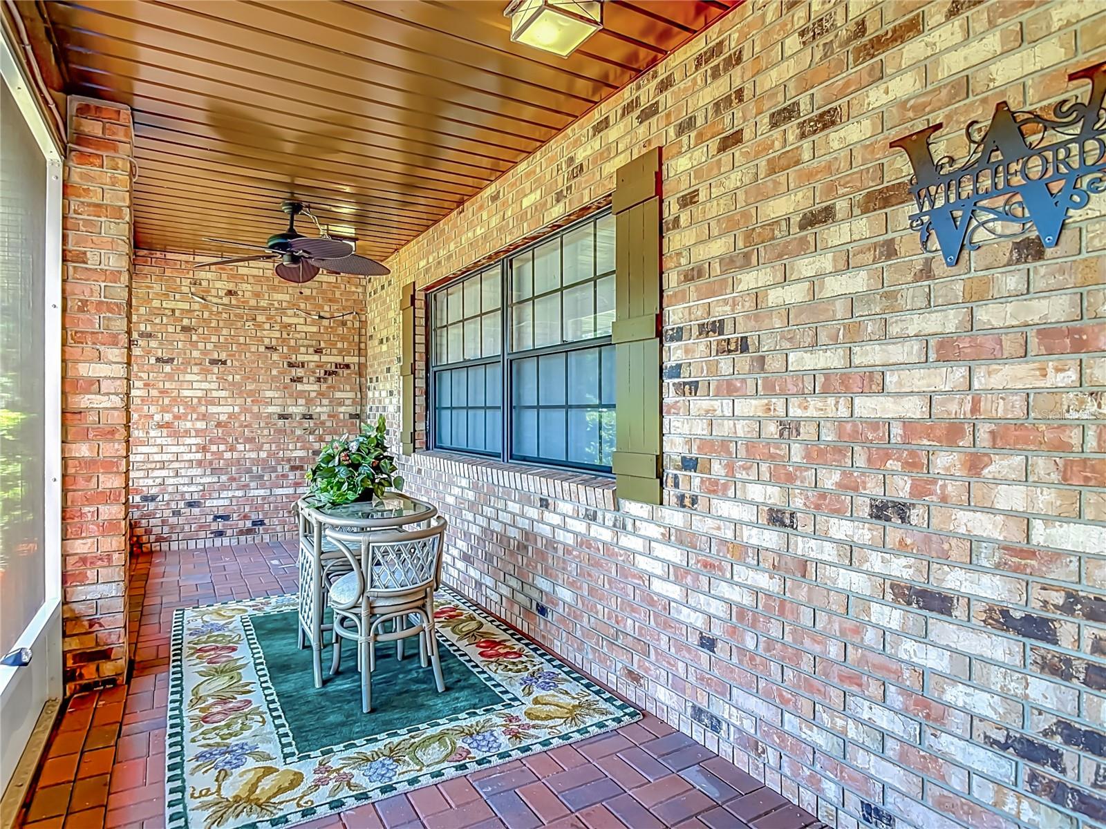 Listing photo 3 for 17819 Palm St