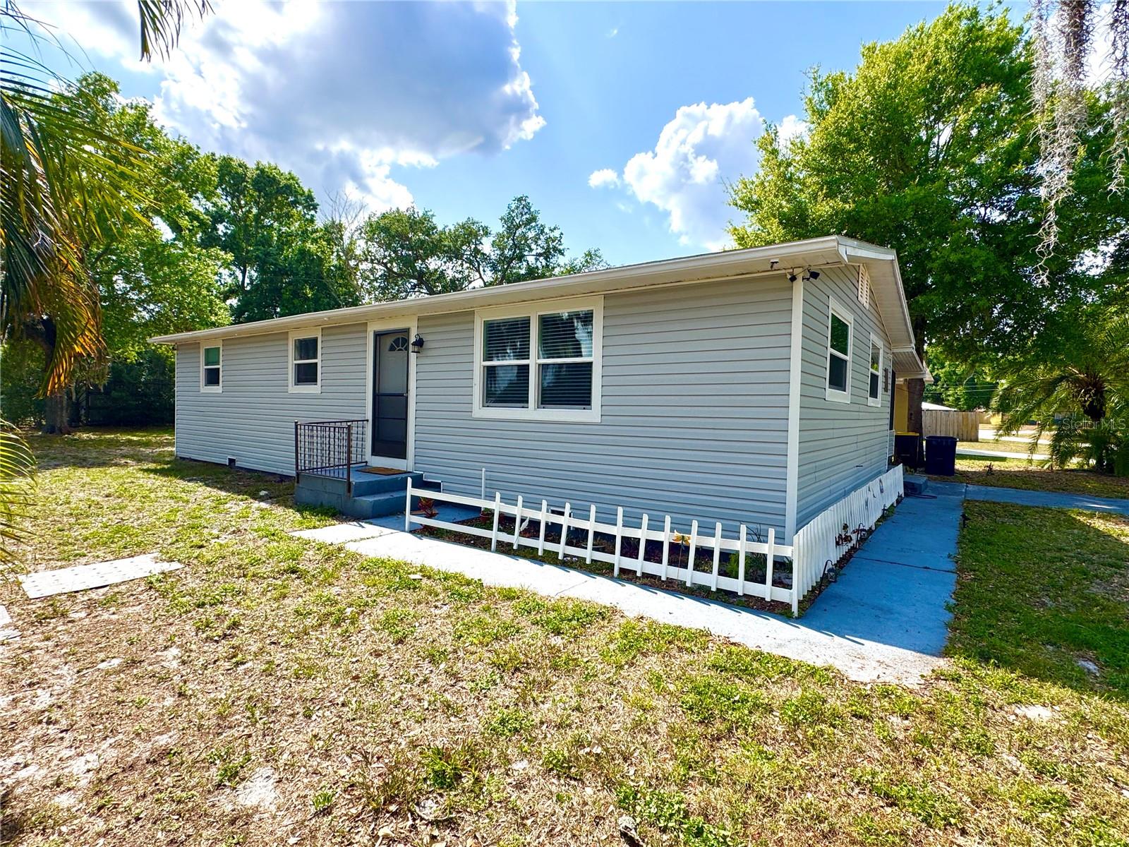 Listing photo 3 for 111 Ne Palencia Rd