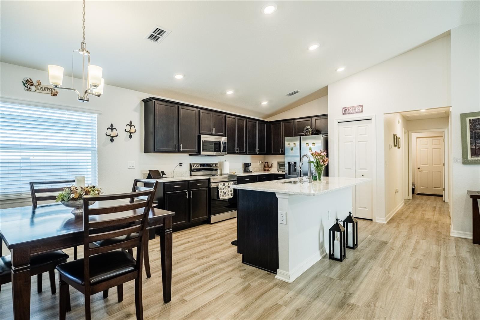 Listing photo 3 for 3307 Costello Cir