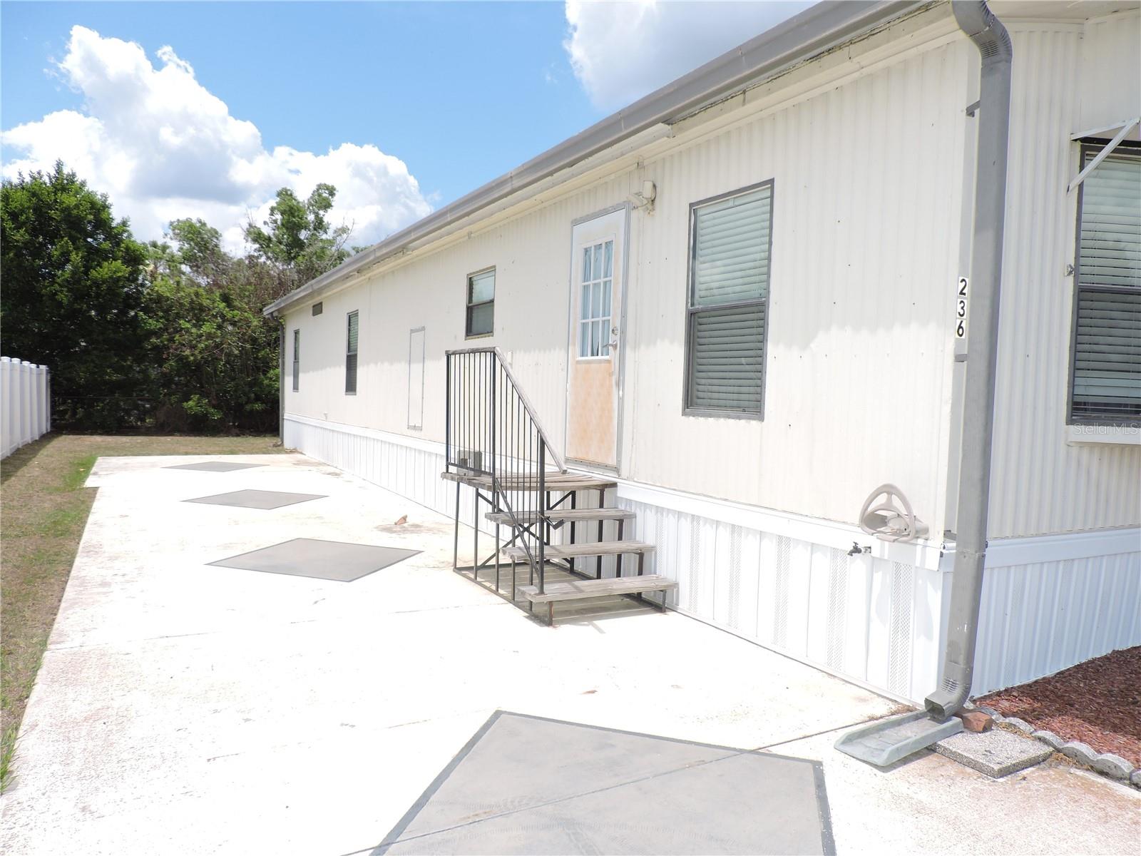 Listing photo 3 for 236 2nd Ave N