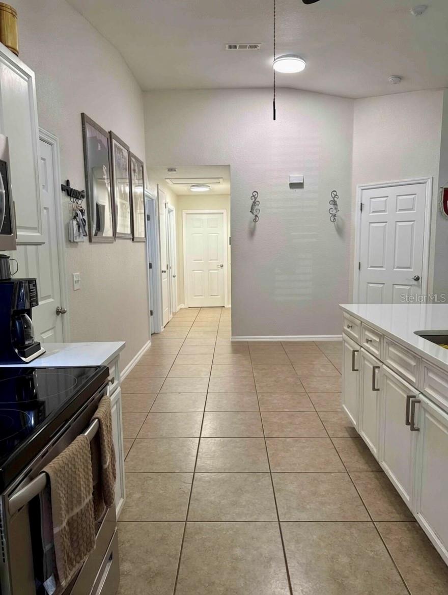 Listing photo 3 for 313 Oak St