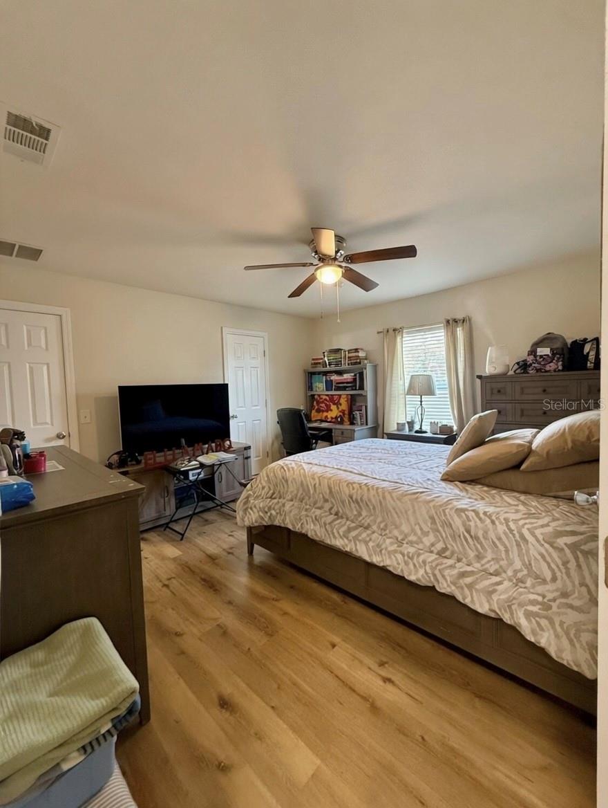 Listing photo 2 for 313 Oak St