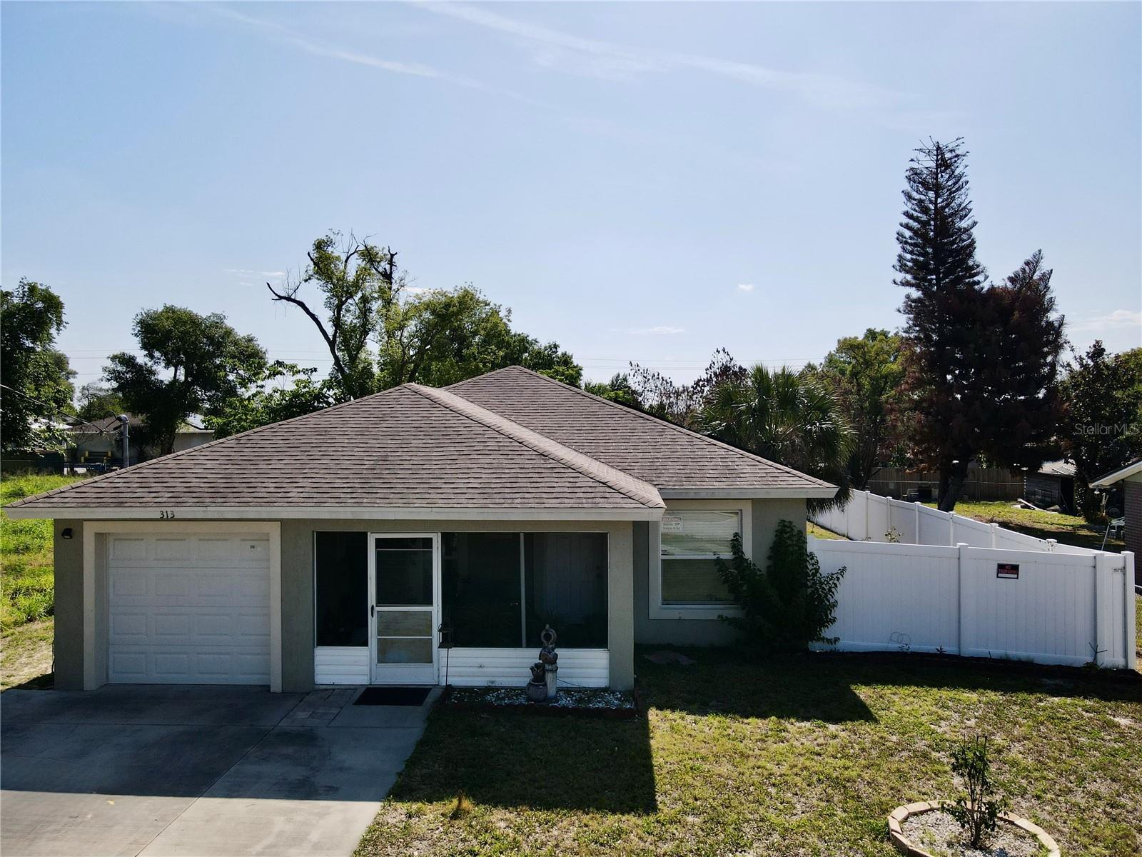 Listing photo 1 for 313 Oak St