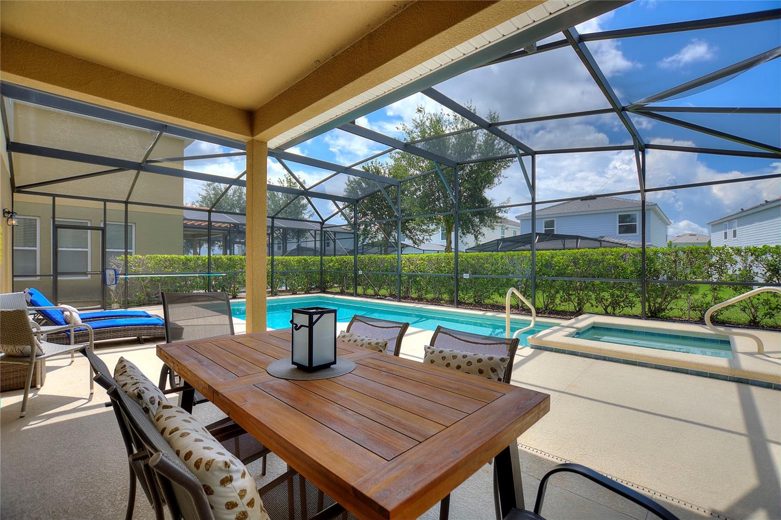 Listing photo 2 for 5368 Oakbourne Ave