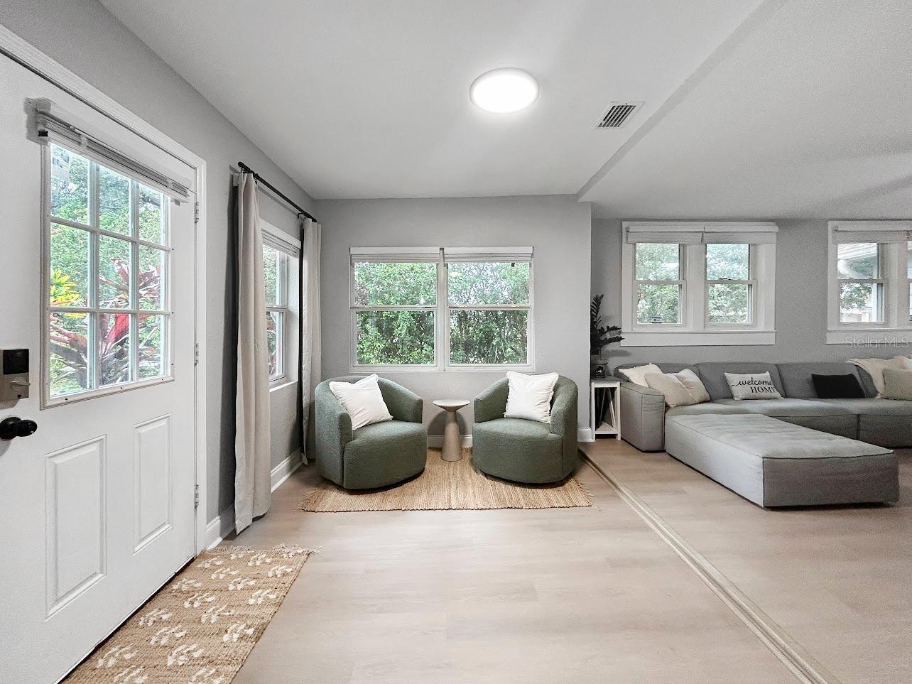 Listing photo 3 for 1718 Lavon St