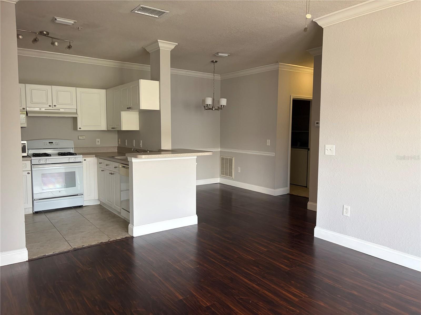 Listing photo 3 for 3325 S Kirkman Rd #423