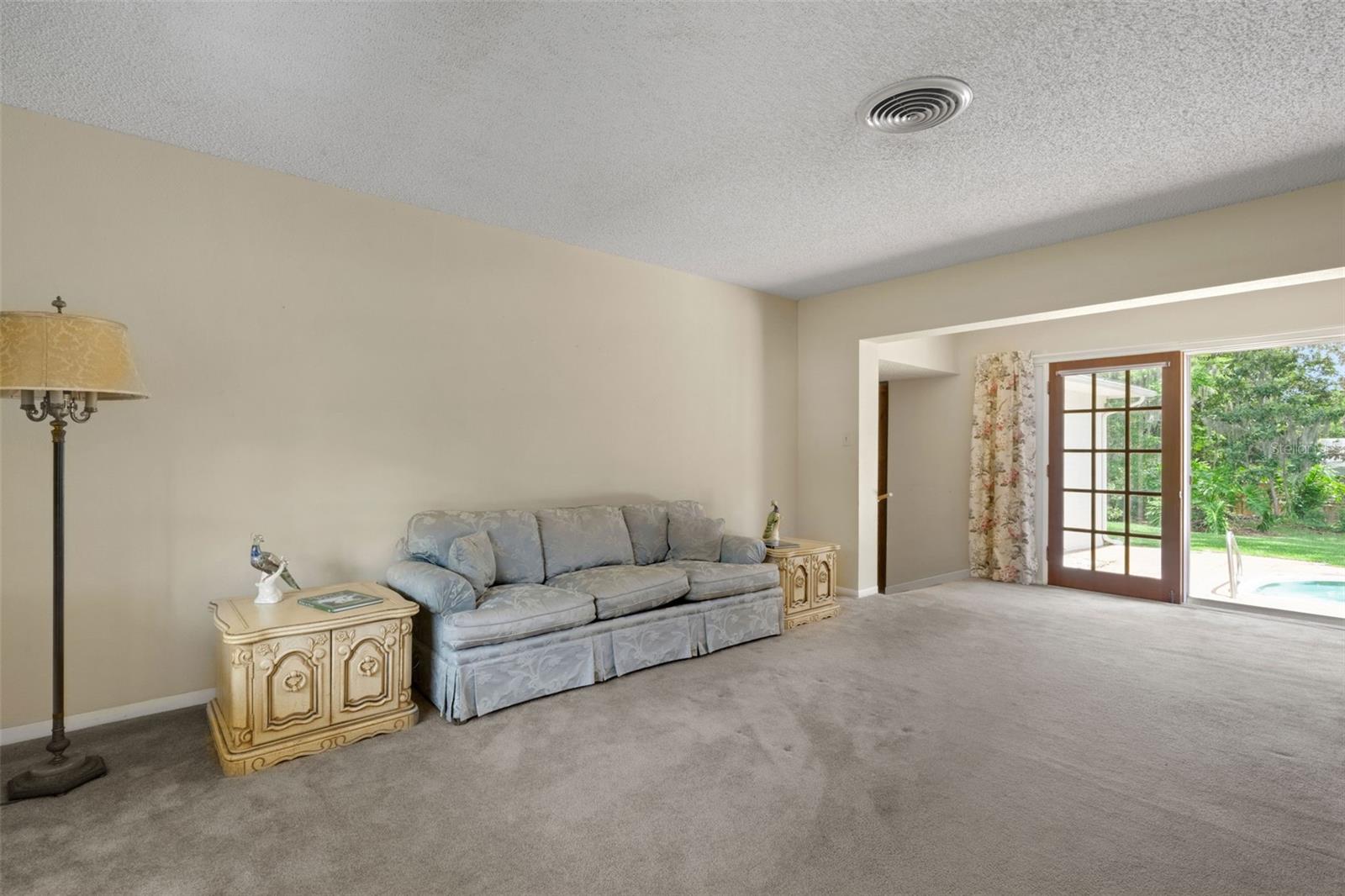 Listing photo 3 for 4200 Cleveland Heights Blvd