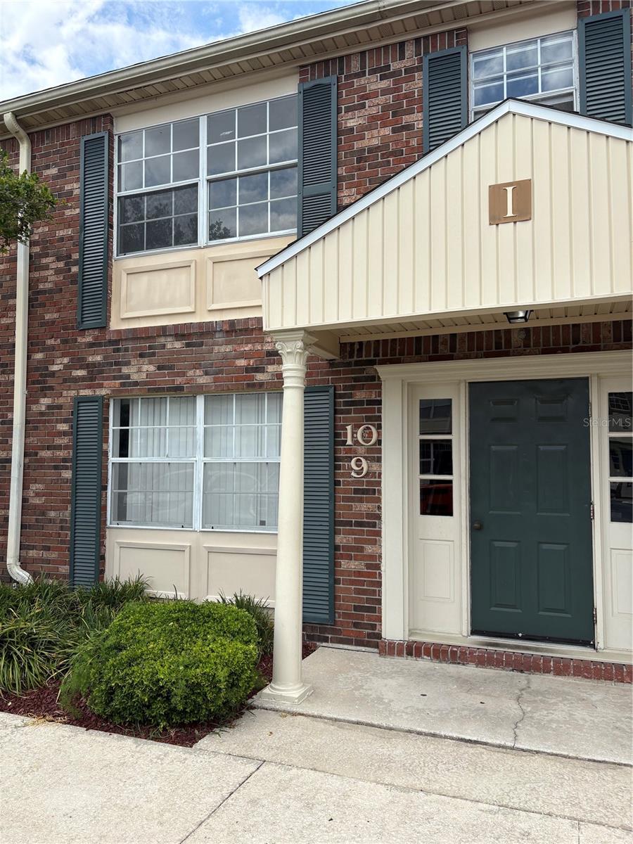 Listing photo 1 for 1920 E Edgewood Dr #i 10