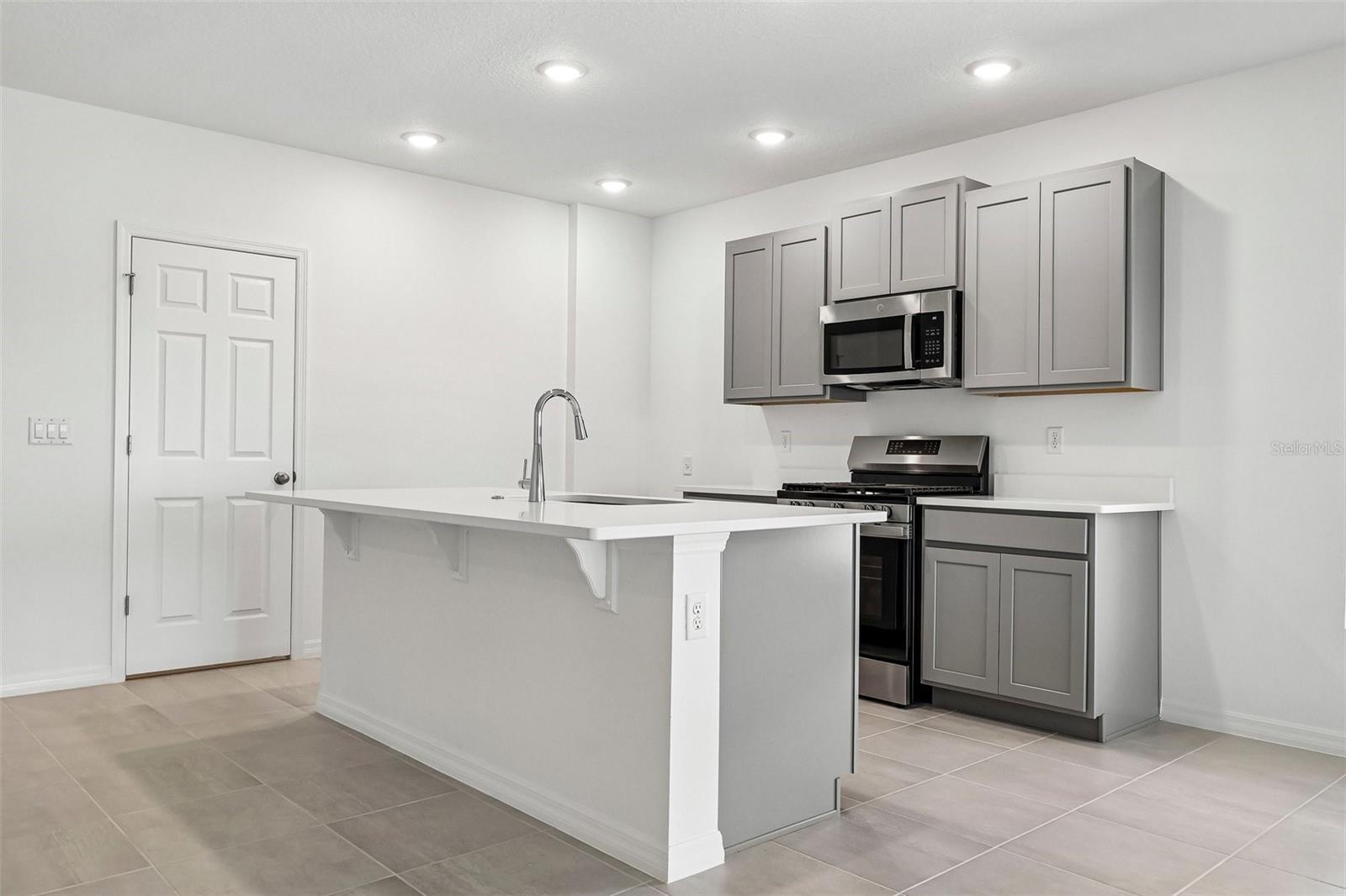 Listing photo 3 for 24550 Hodges Reserve Ave