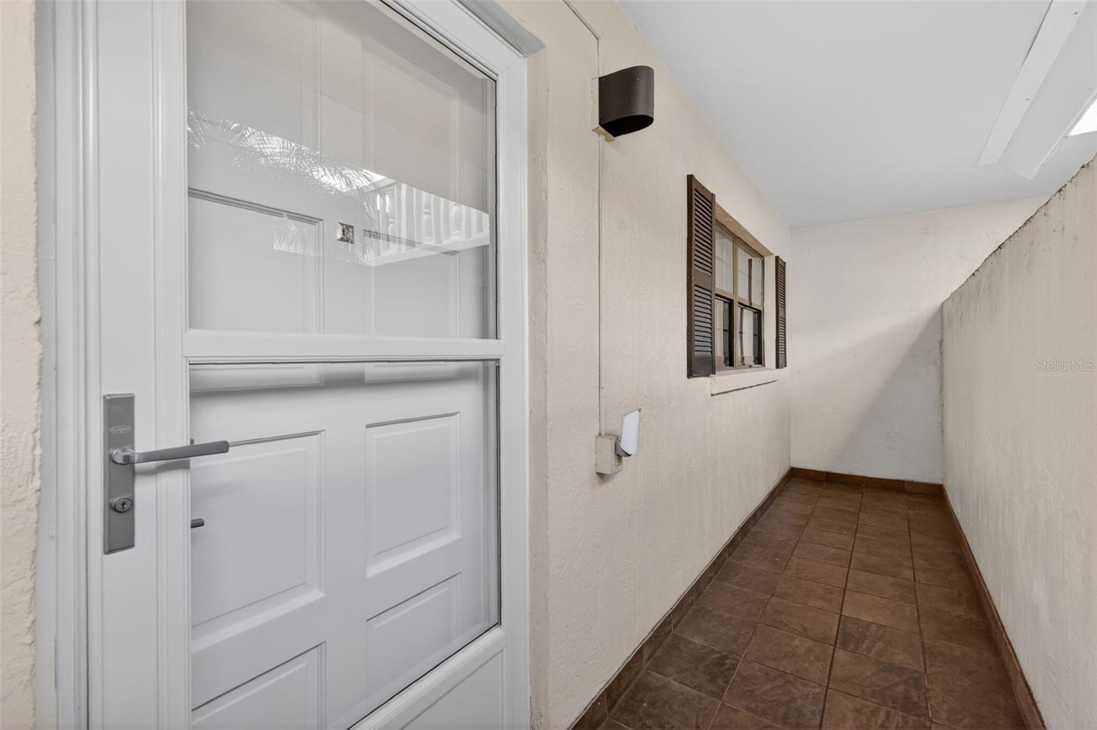 Listing photo 3 for 101 N Grandview St #1