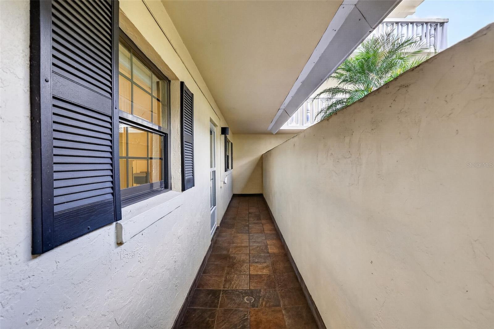 Listing photo 2 for 101 N Grandview St #1