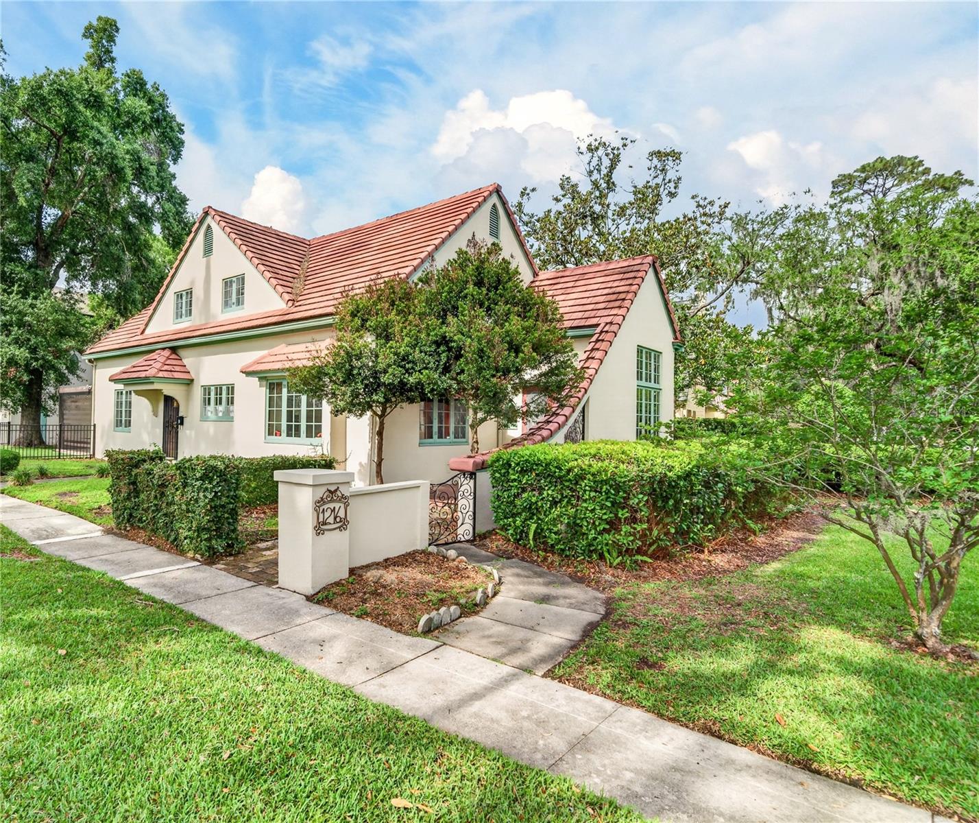 1216 GOLDEN LANE