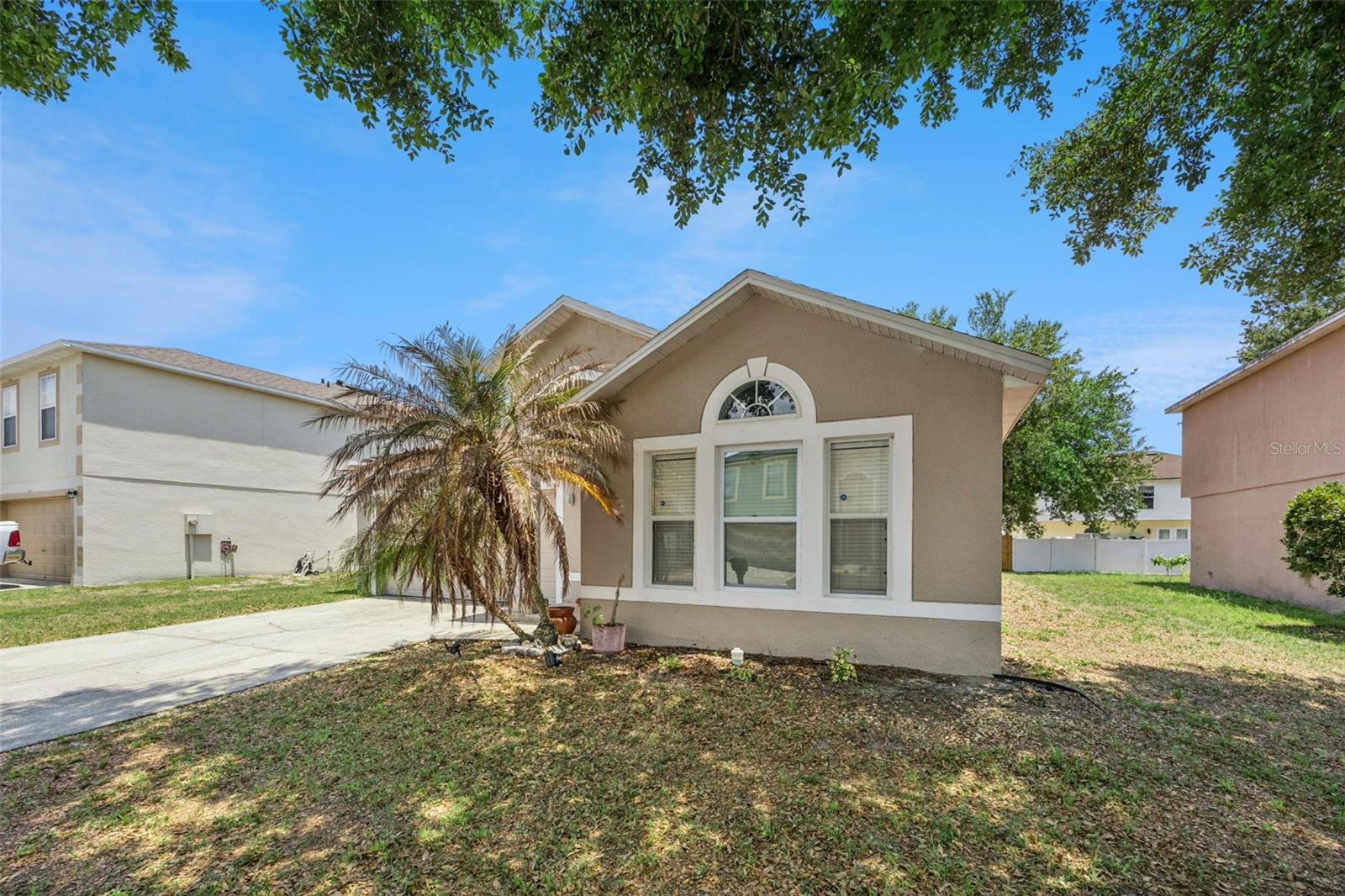 Listing photo 3 for 1871 Emily Dr
