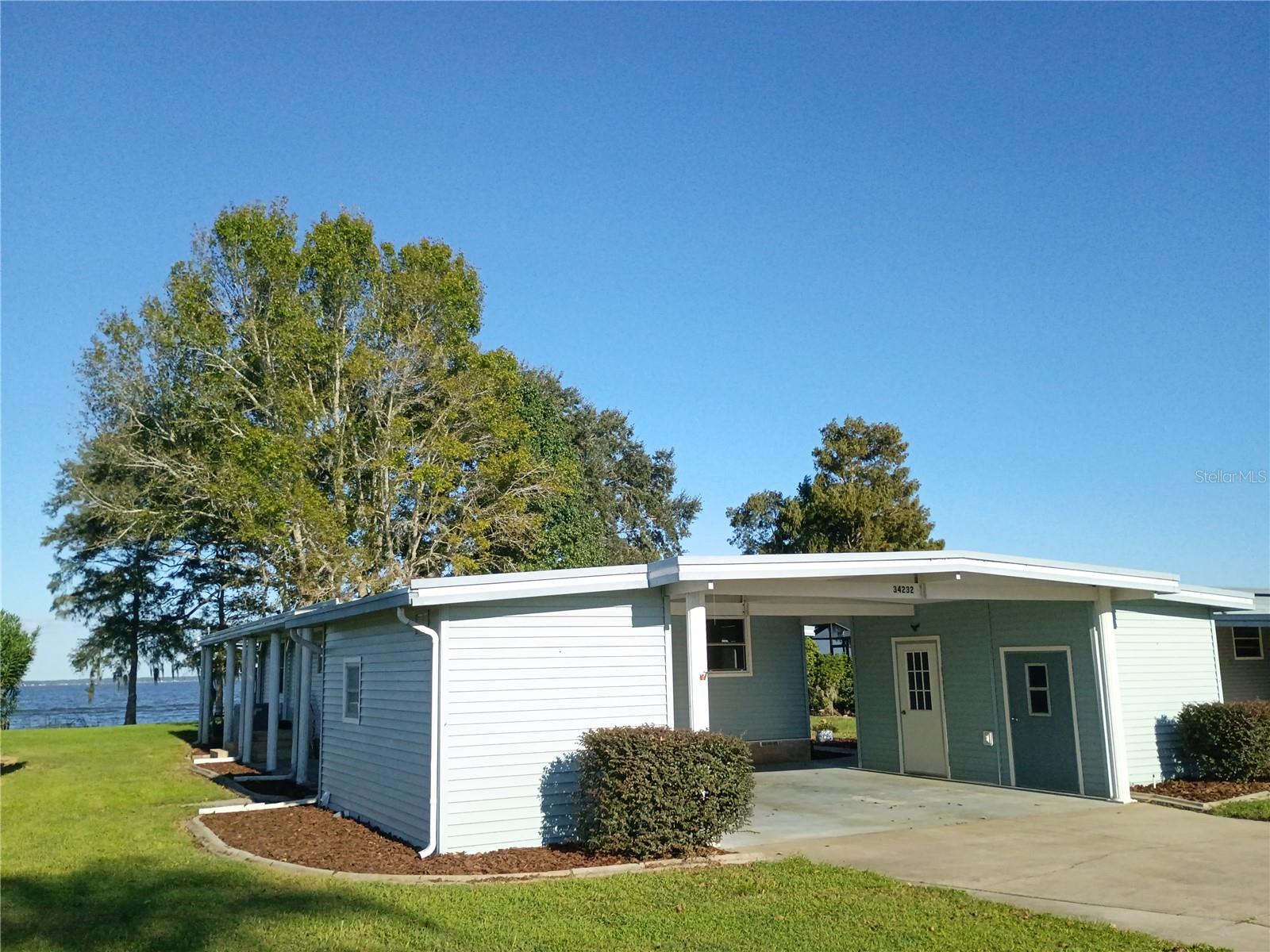 Listing photo 2 for 34232 Island Dr