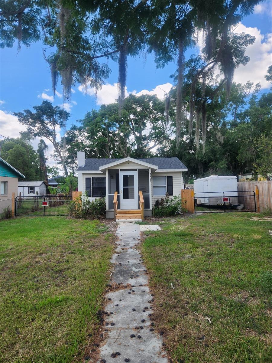 Listing photo 2 for 2429 Lakeview St