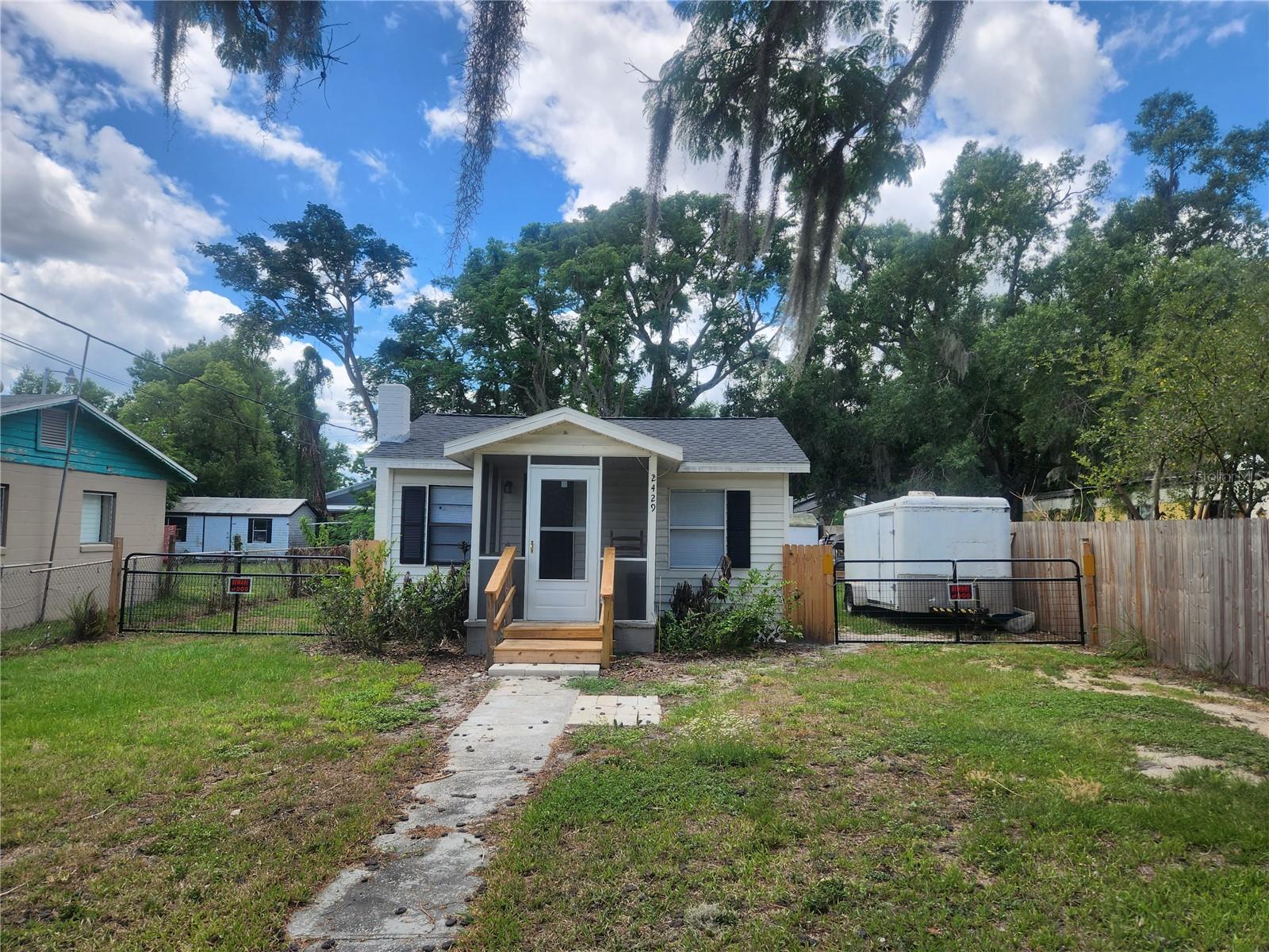 Listing photo 1 for 2429 Lakeview St