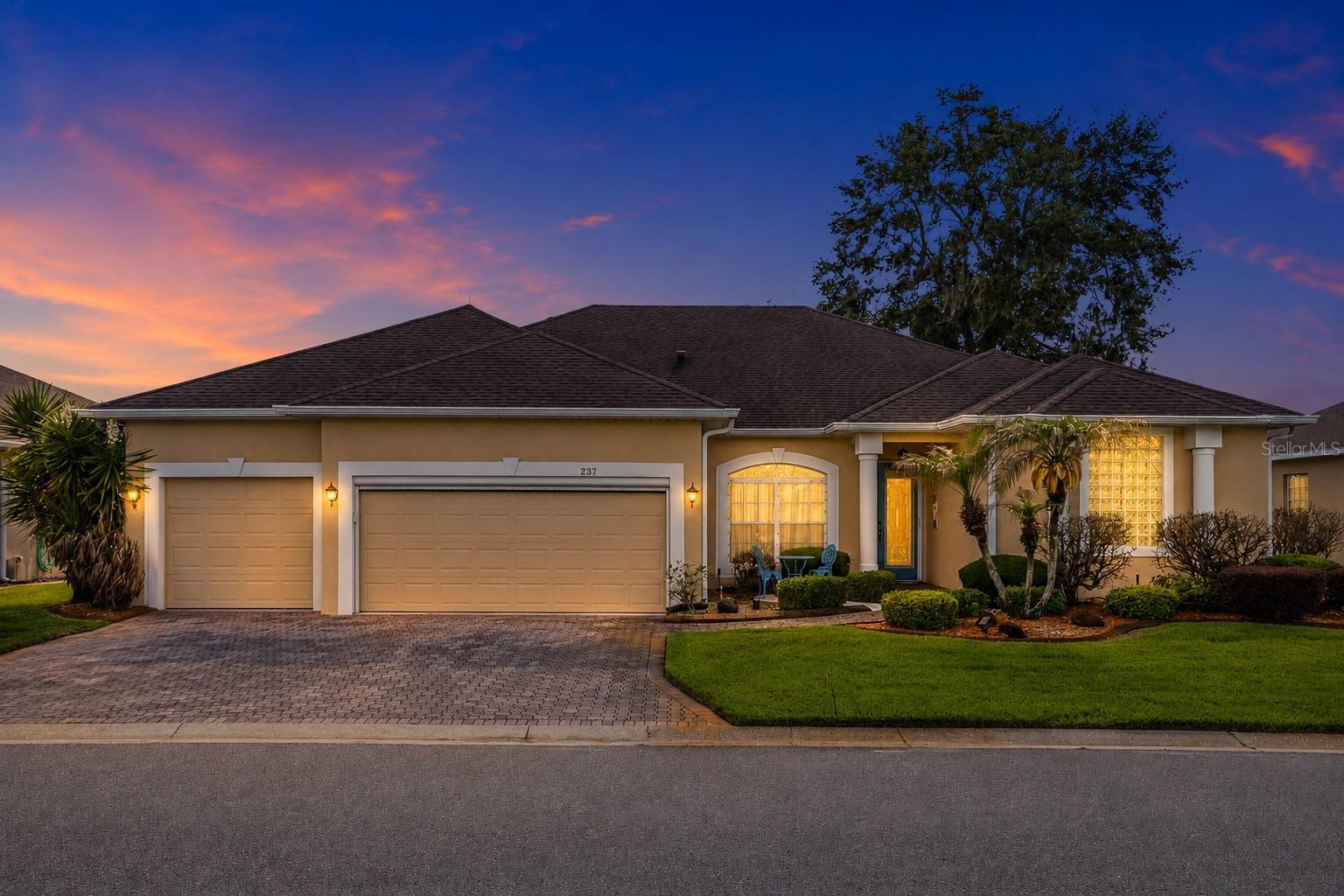 Listing photo 1 for 237 Golf Vista Dr