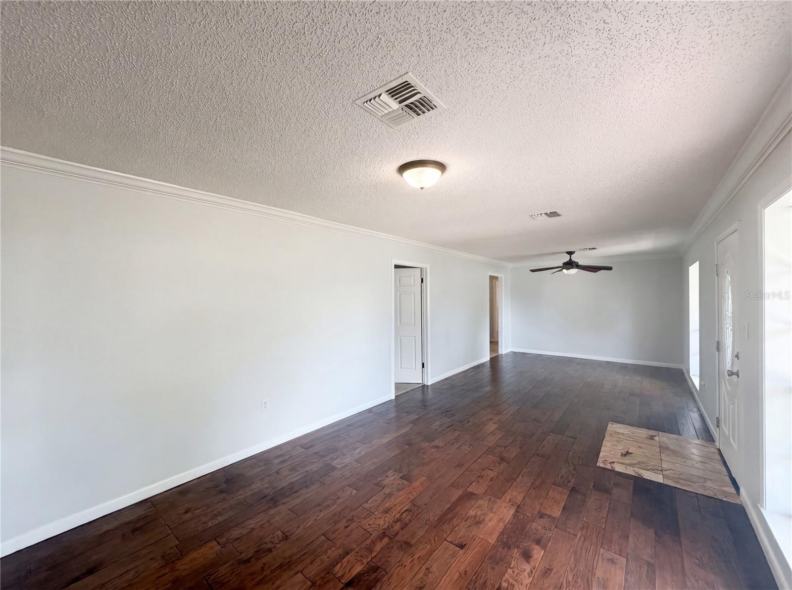 Listing photo 3 for 613 4th St Ne