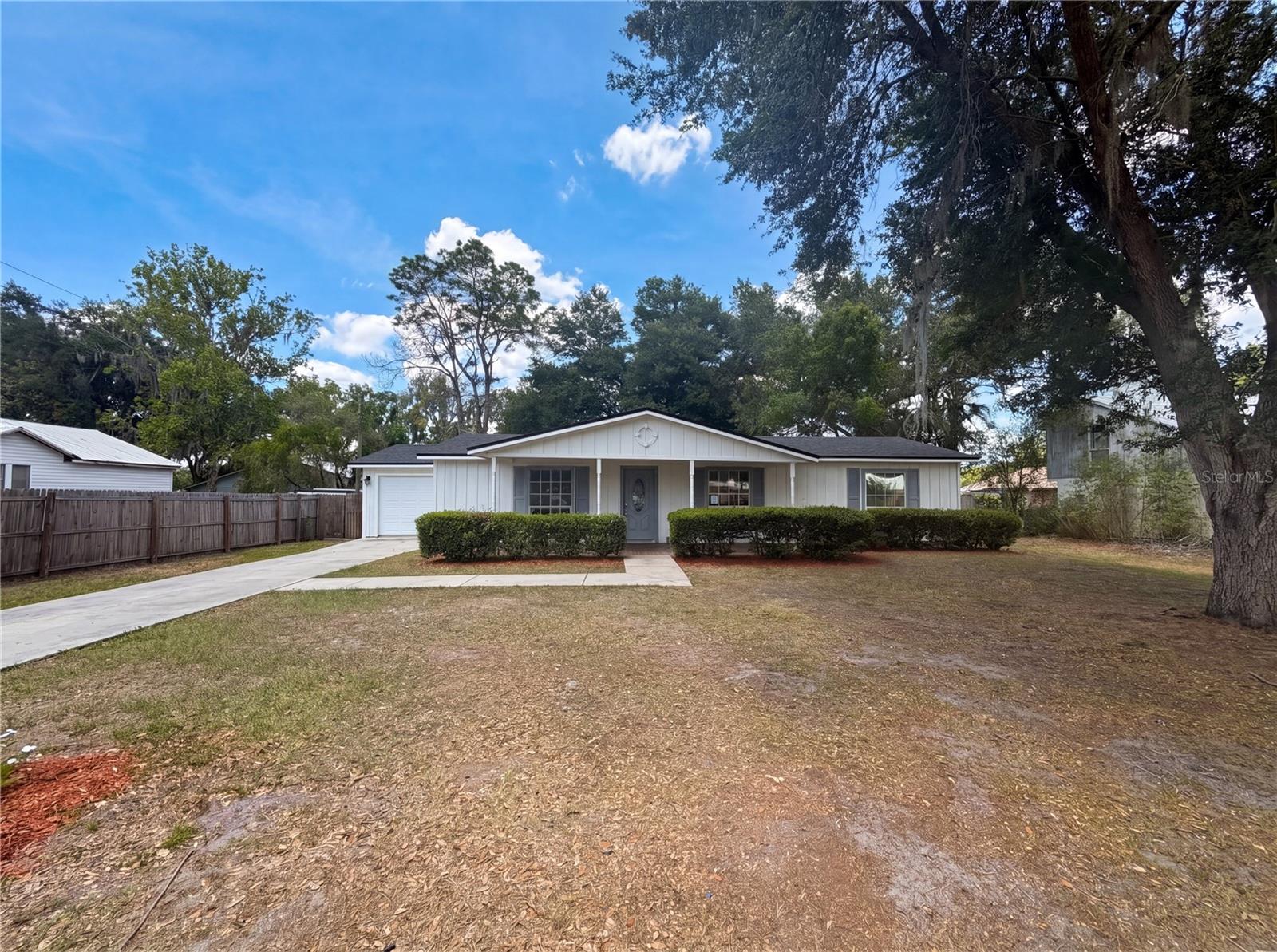 Listing photo 1 for 613 4th St Ne