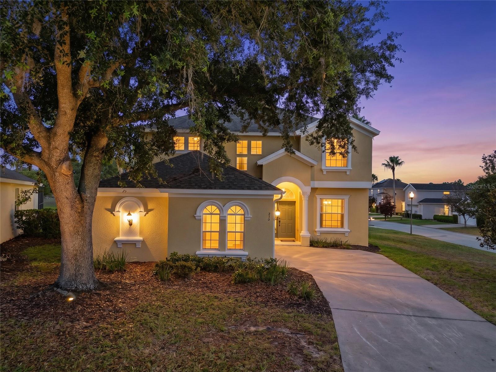 Listing photo 3 for 353 Plumoso Loop
