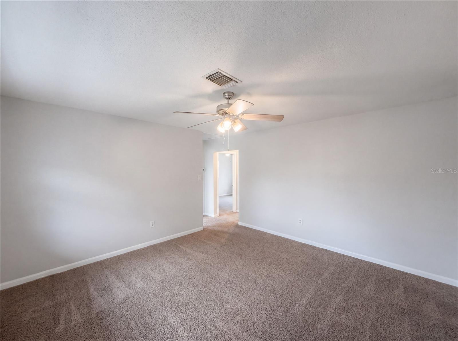 Listing photo 3 for 1100 Carefree Cove Dr