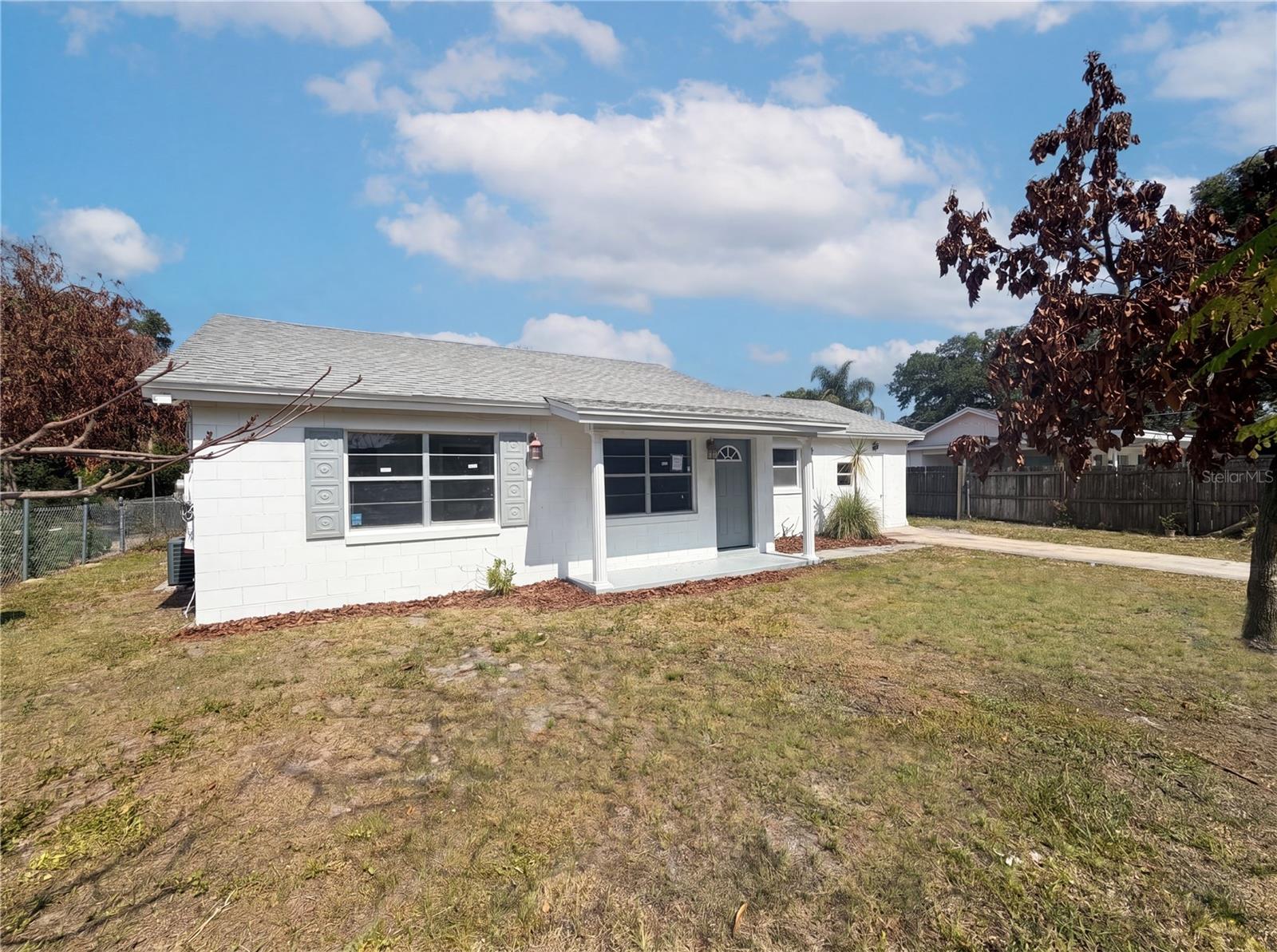 Listing photo 1 for 1100 Carefree Cove Dr