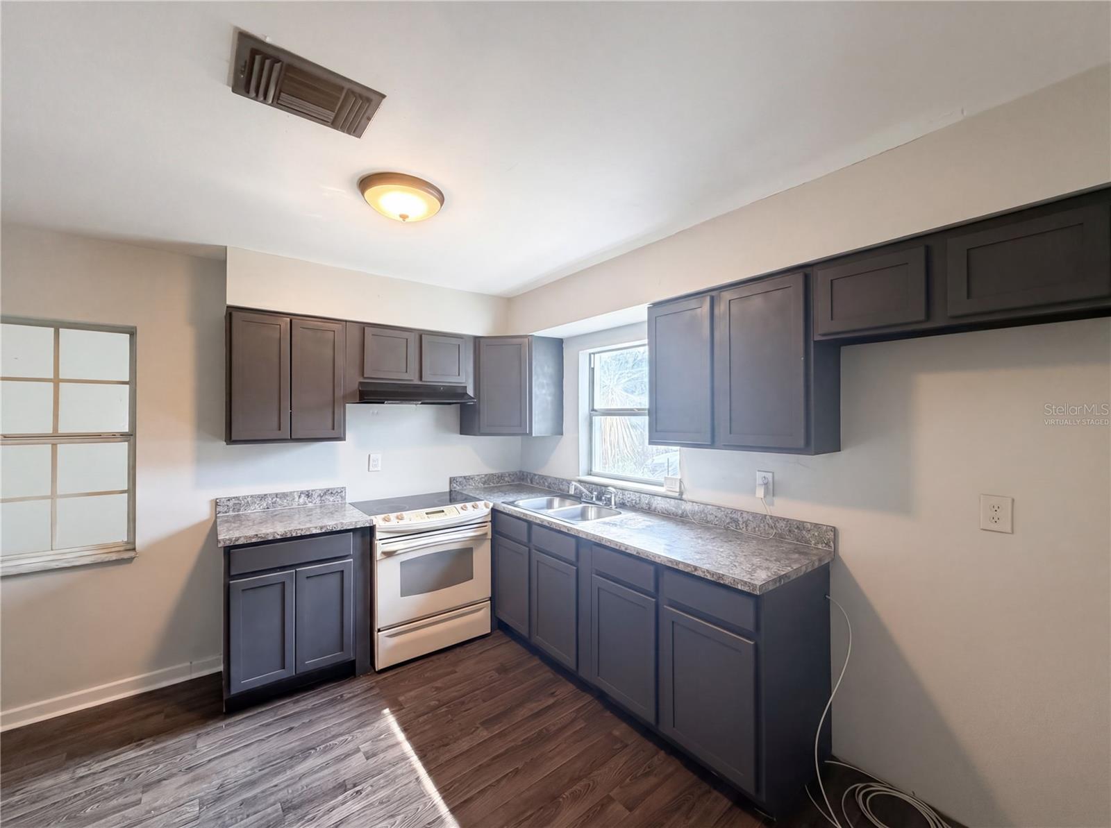 Listing photo 2 for 1100 Carefree Cove Dr