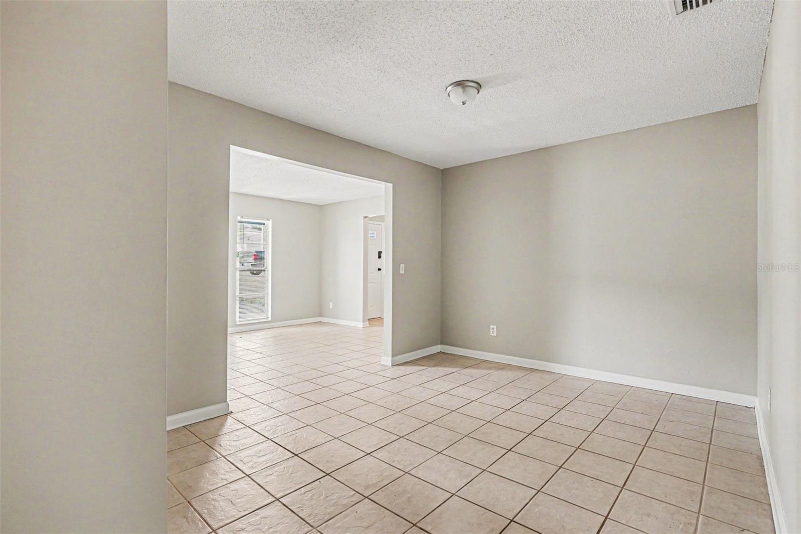 Listing photo 2 for 1534 Hallam Ct S