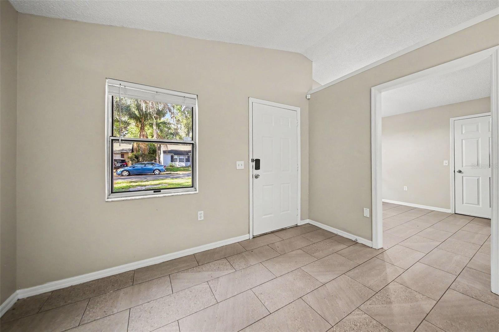 Listing photo 2 for 2710 Lorraine Dr