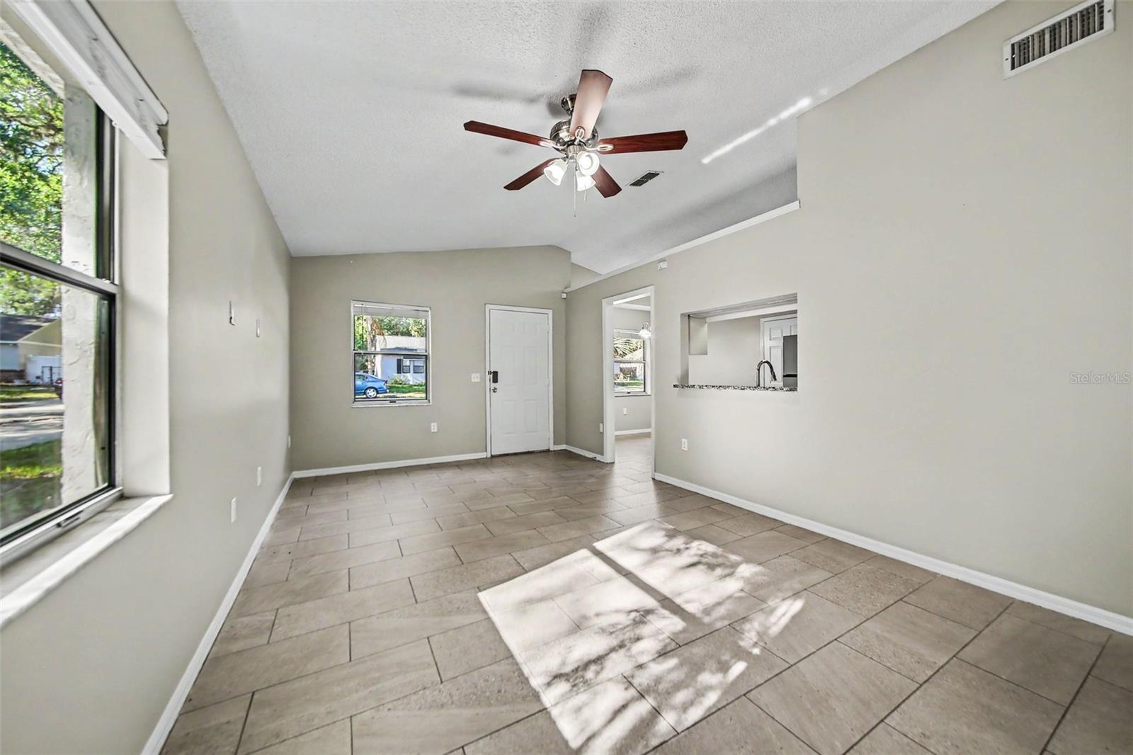 Listing photo 3 for 2710 Lorraine Dr