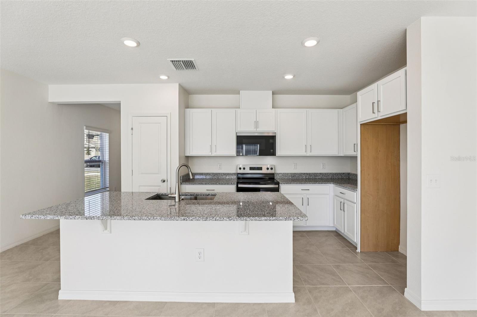 Listing photo 3 for 379 Sequoia Dr