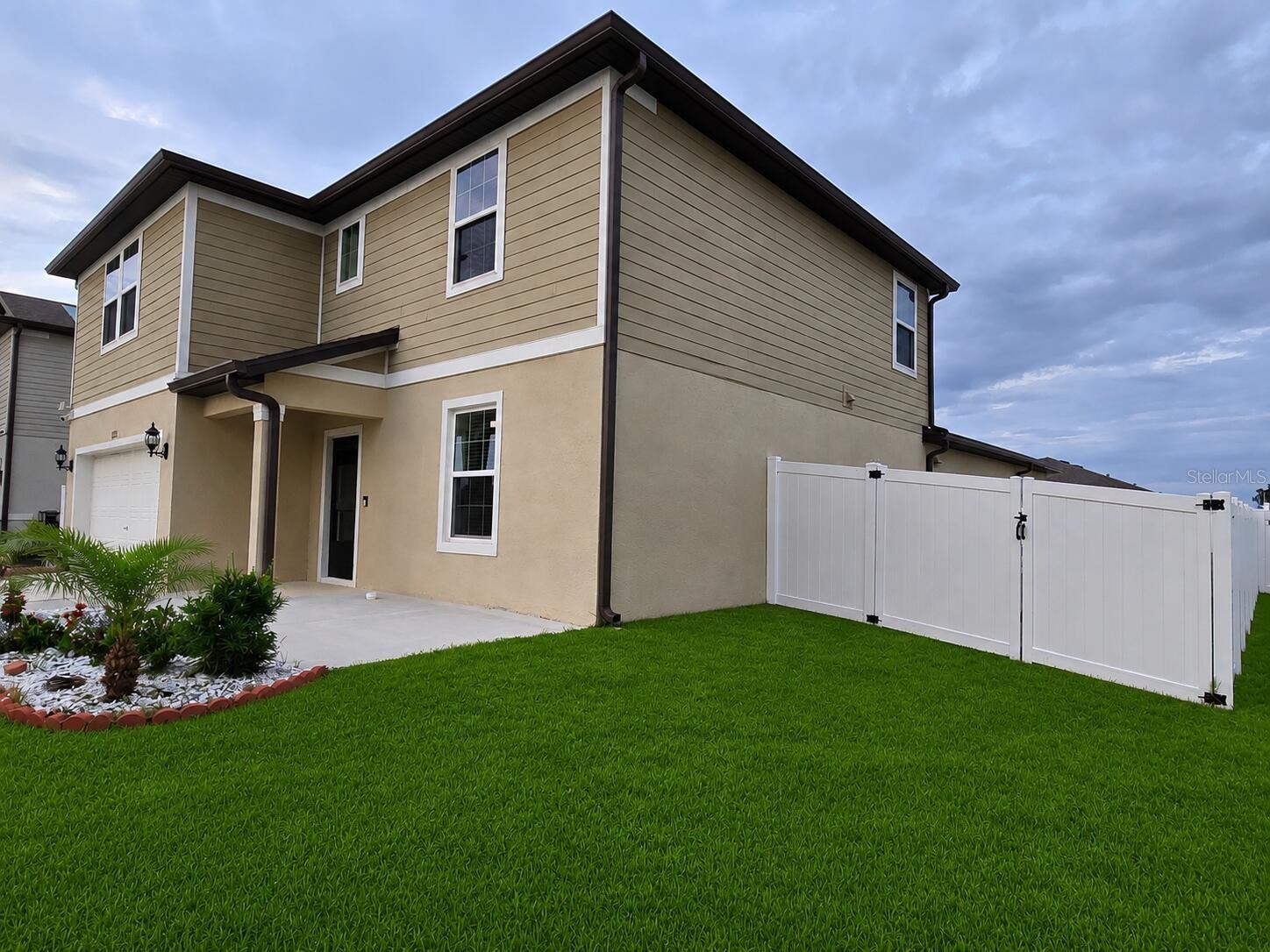 Listing photo 2 for 1213 Michelangelo Ln