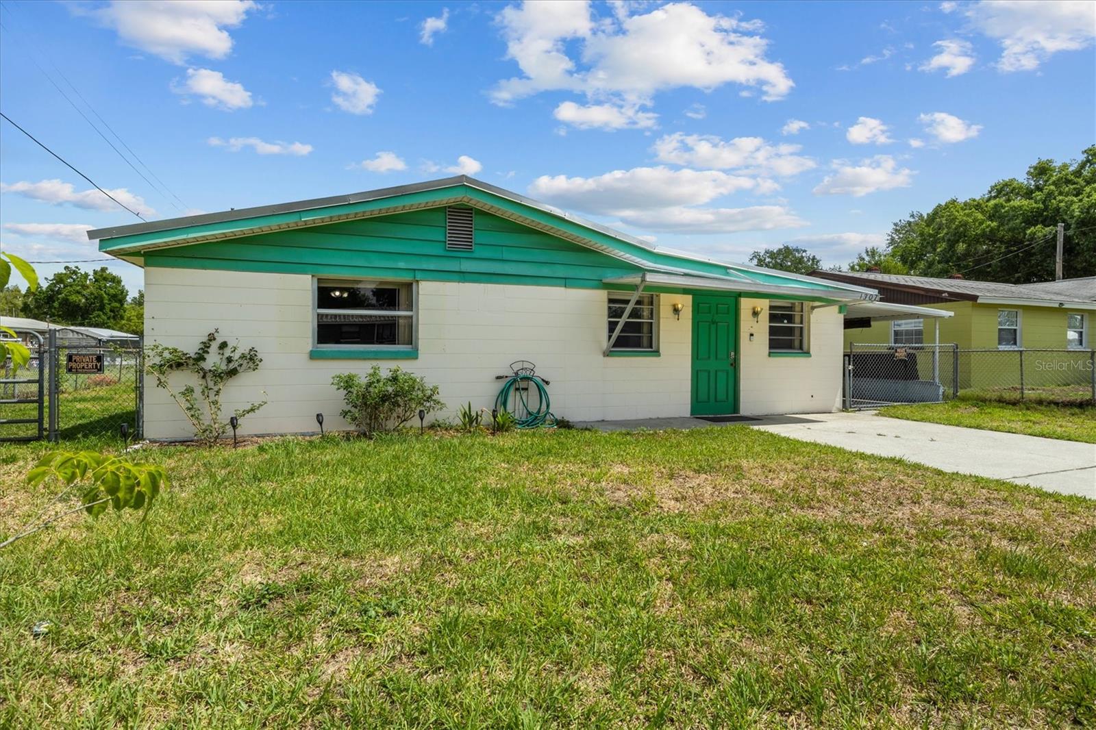 Listing photo 1 for 1307 Mayflower Dr