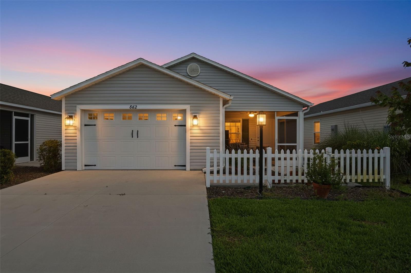 Listing photo 2 for 862 Spring Ave