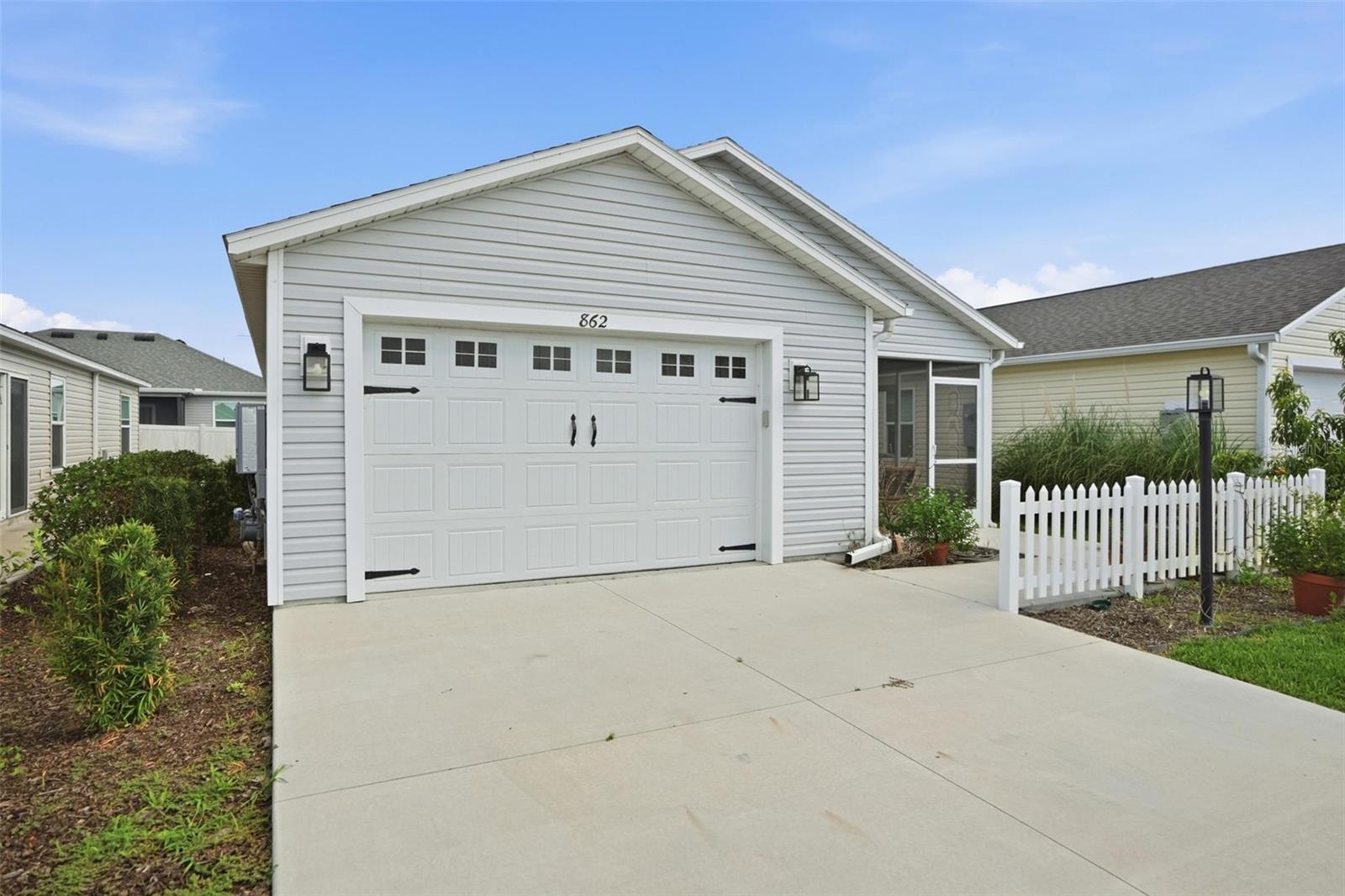 Listing photo 3 for 862 Spring Ave