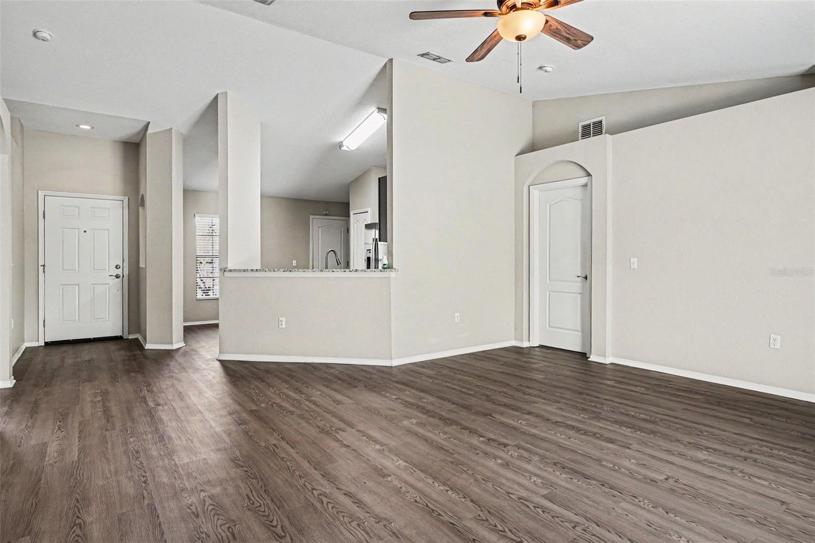 Listing photo 3 for 8187 Woodvine Cir